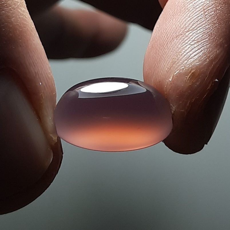 عقیق سوسنی خوشرنگ و کف تیغ آبدار اصل معدنی