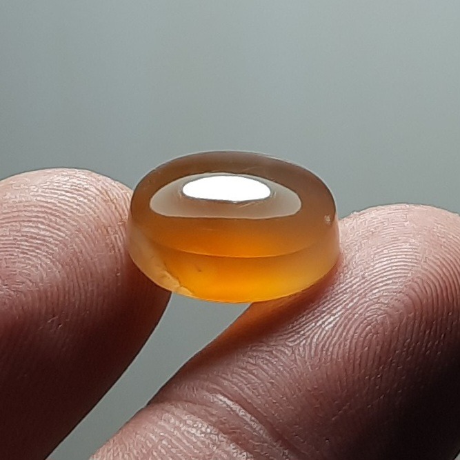 عقیق عسلی خوشرنگ آبدار اصل یمن با رنگ طبیعی