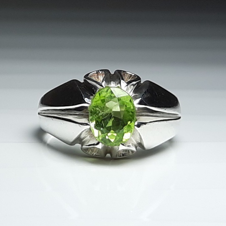 انگشتر نقره 925 زبرجد خوشرنگ طبیعی و معدنی