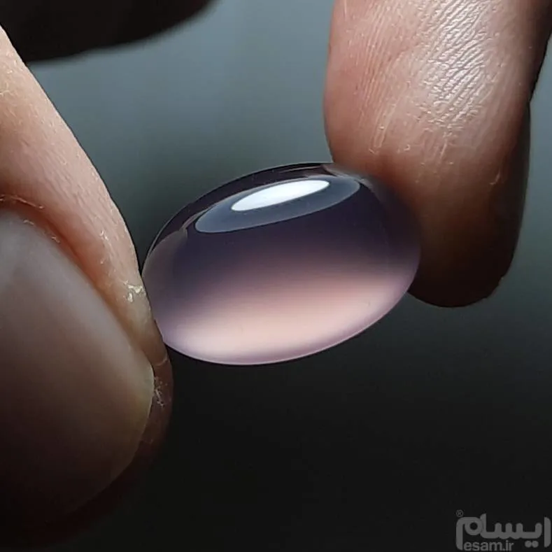 عقیق سوسنی خوشرنگ و آبدار و لامپی