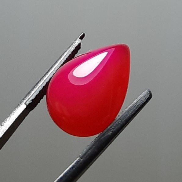 عقیق سرخابی رنگ اصل معدنی با تراش اشک دامله