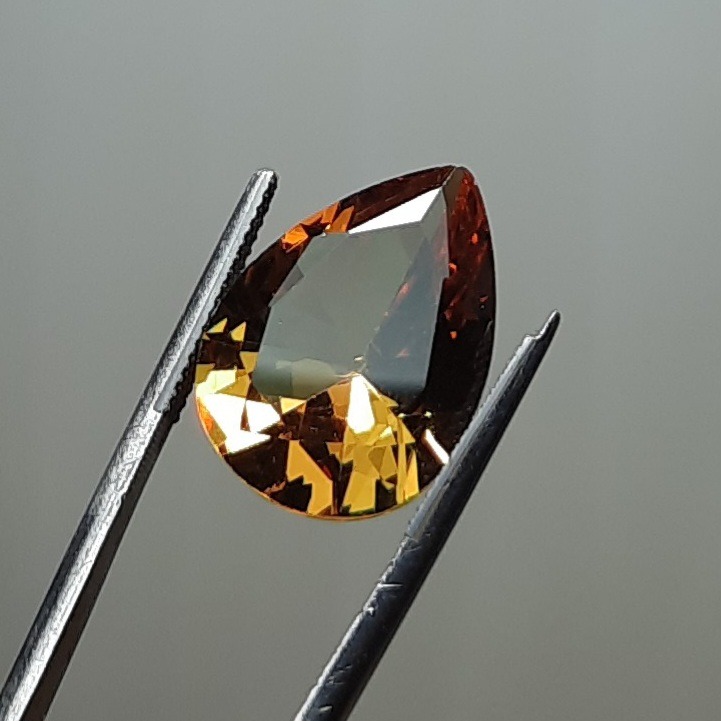 الکساندریت ( زولتانایت ) هفت رنگ تراش جواهری اصلی