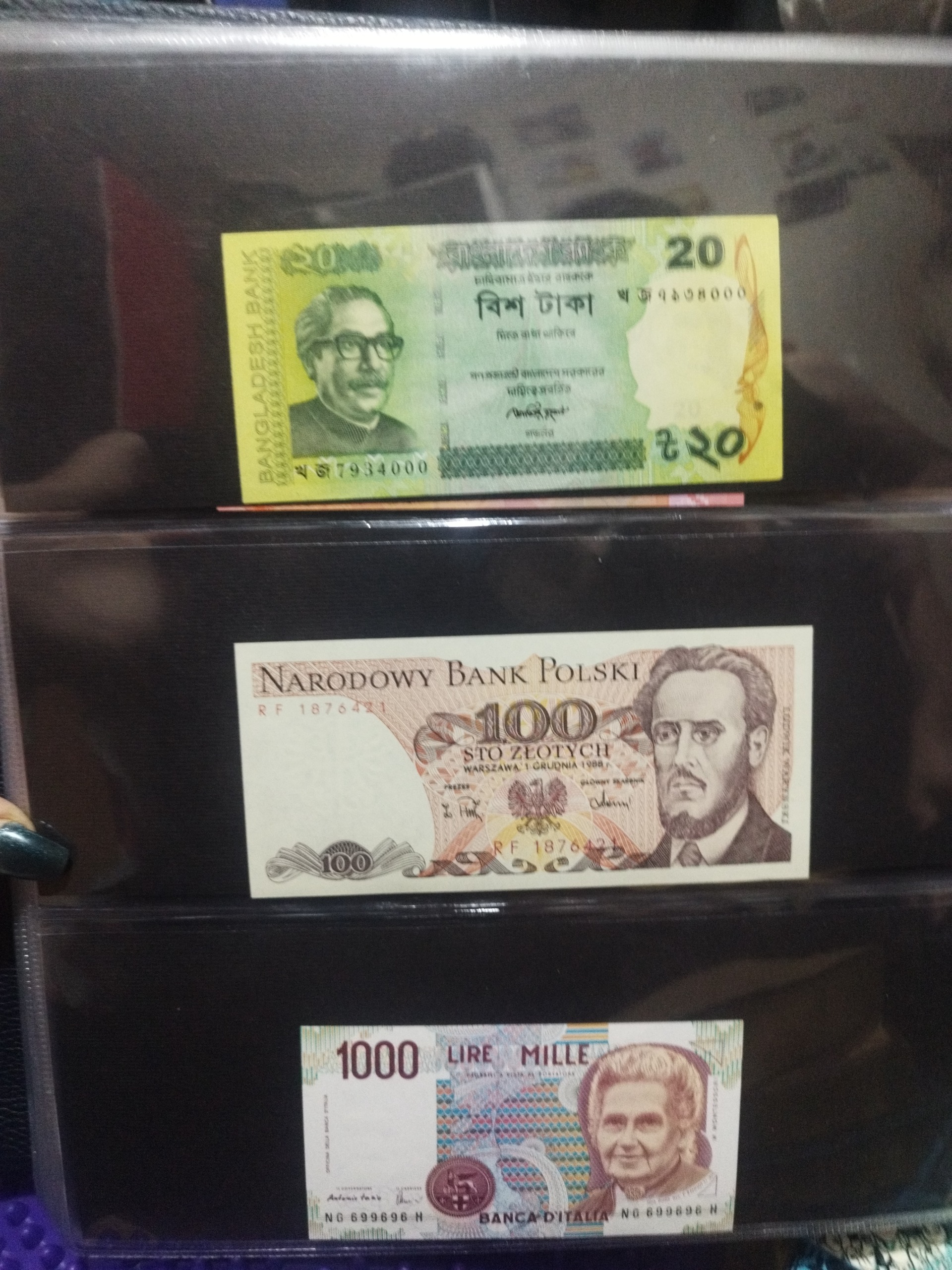 اسکناس به همراه آلبوم