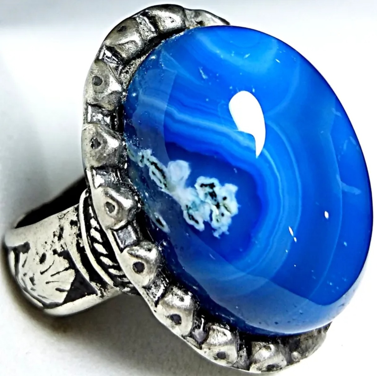 انگشتر نقره با نگین عقیق آبی آبدار یه رنگ خیلی خاص