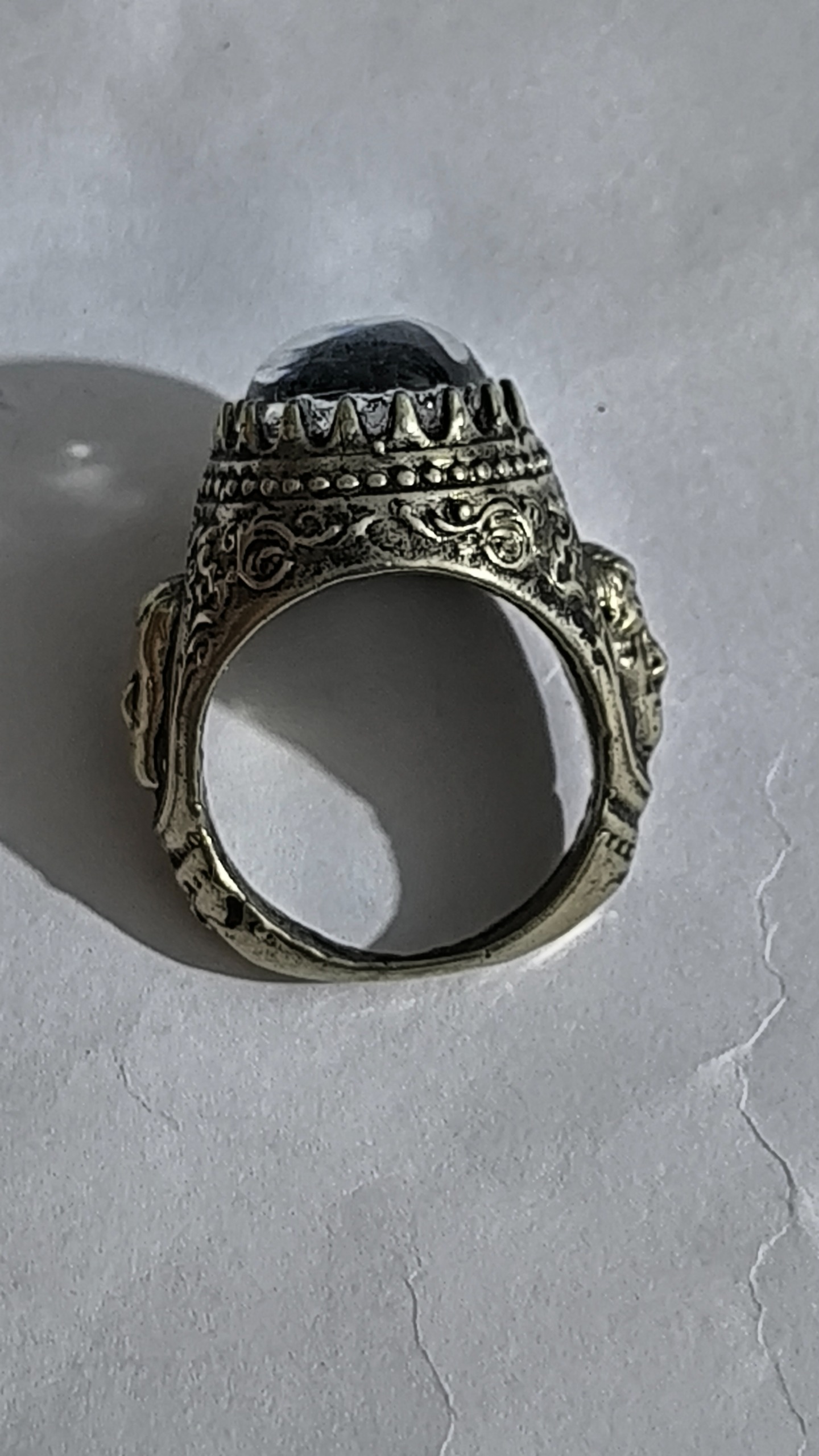 انگشتر نقره با طرح سر انسان با نگین در نجف