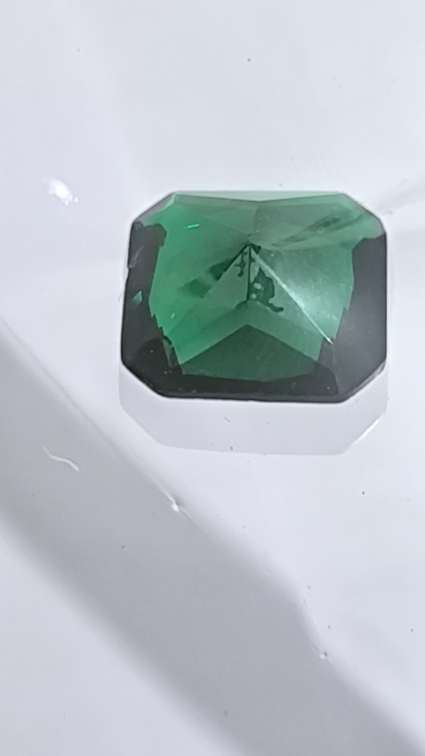 یک عدد زمرد آزمایشگاهی پاک تراش جواهری درجه یک