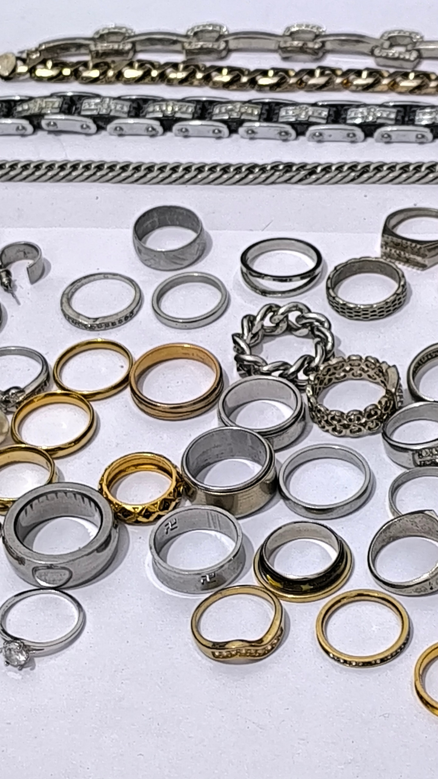 55 تیکه انگشتر ،دستبند و حلقه هم نو هم دست دوم