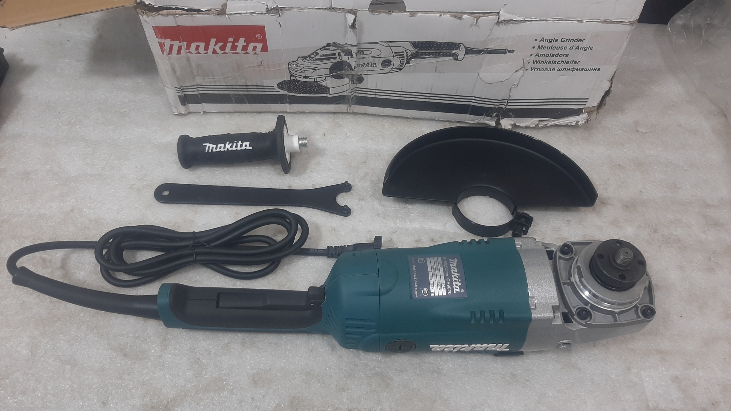 فرز آهنگری بزرگ ماکیتا صنعتی 2400 وات مدل GA9020