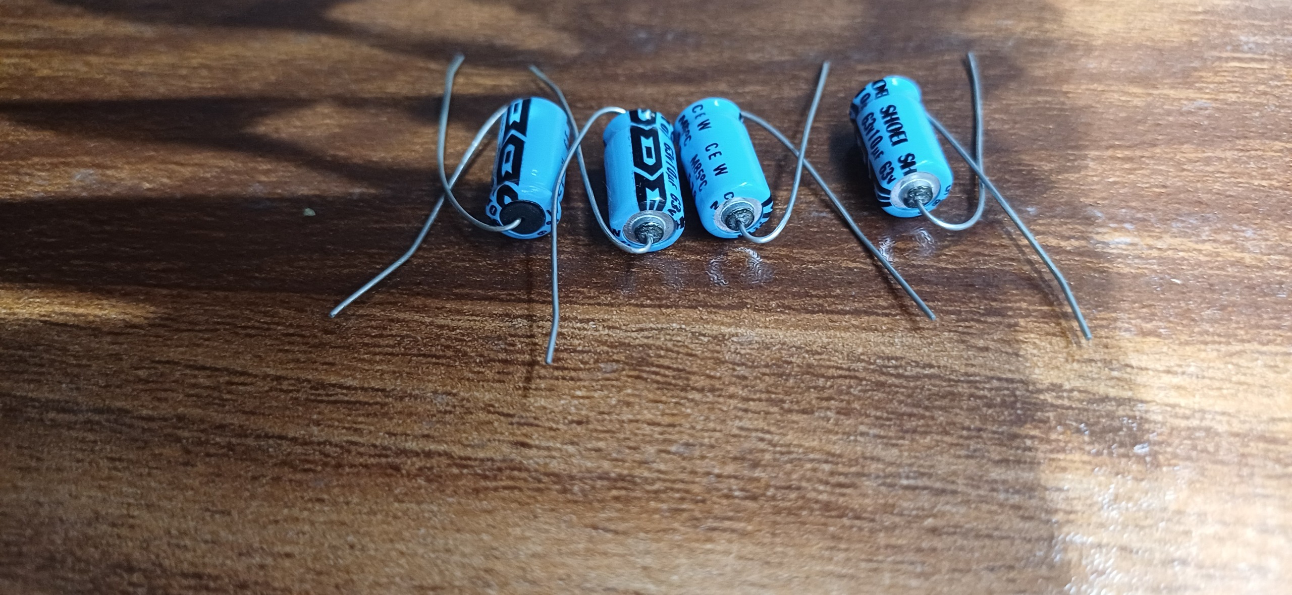 خازن اکزیال 10uF 63V