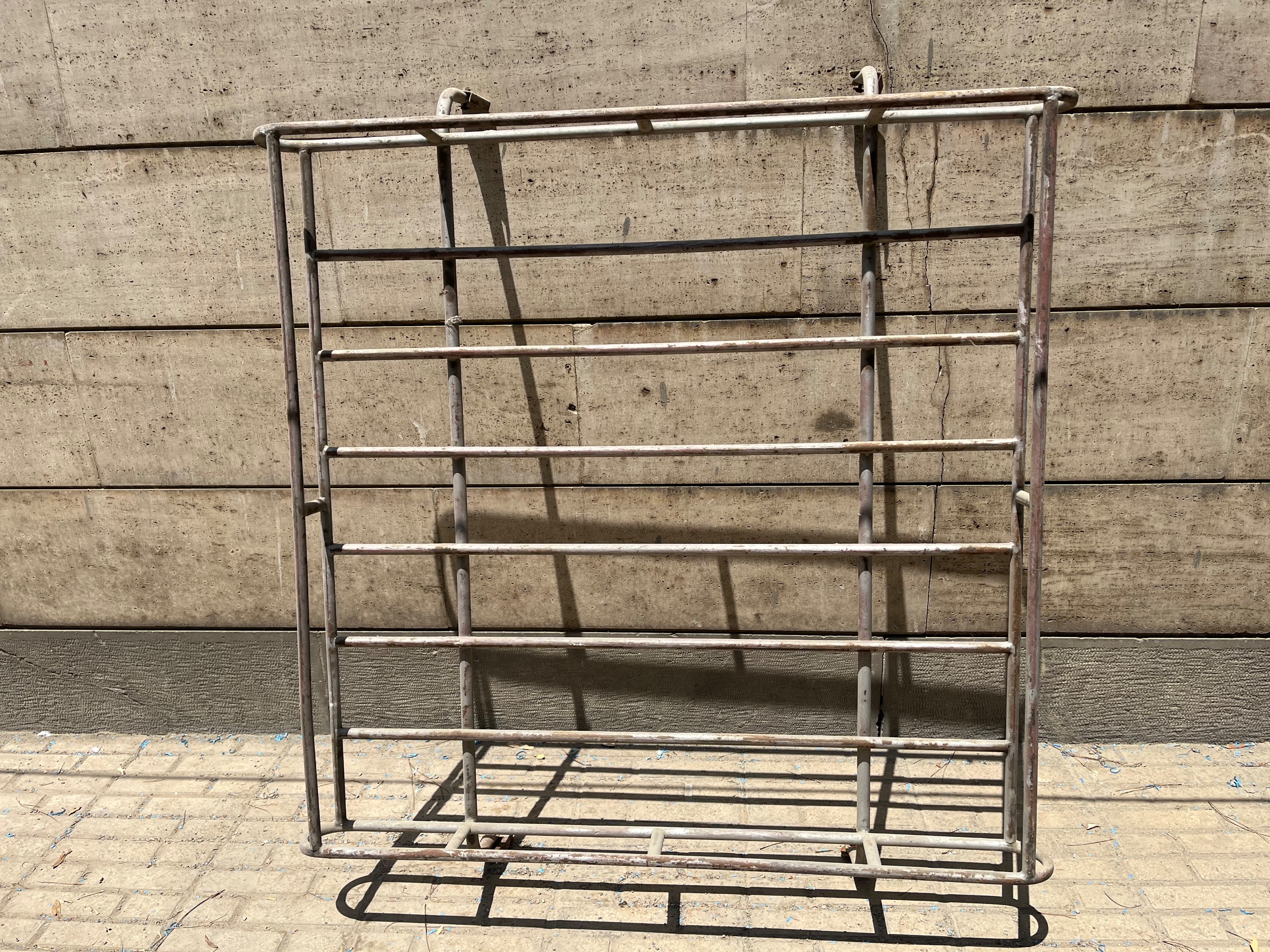 باربند قدیمی پیکان آهنی محکم