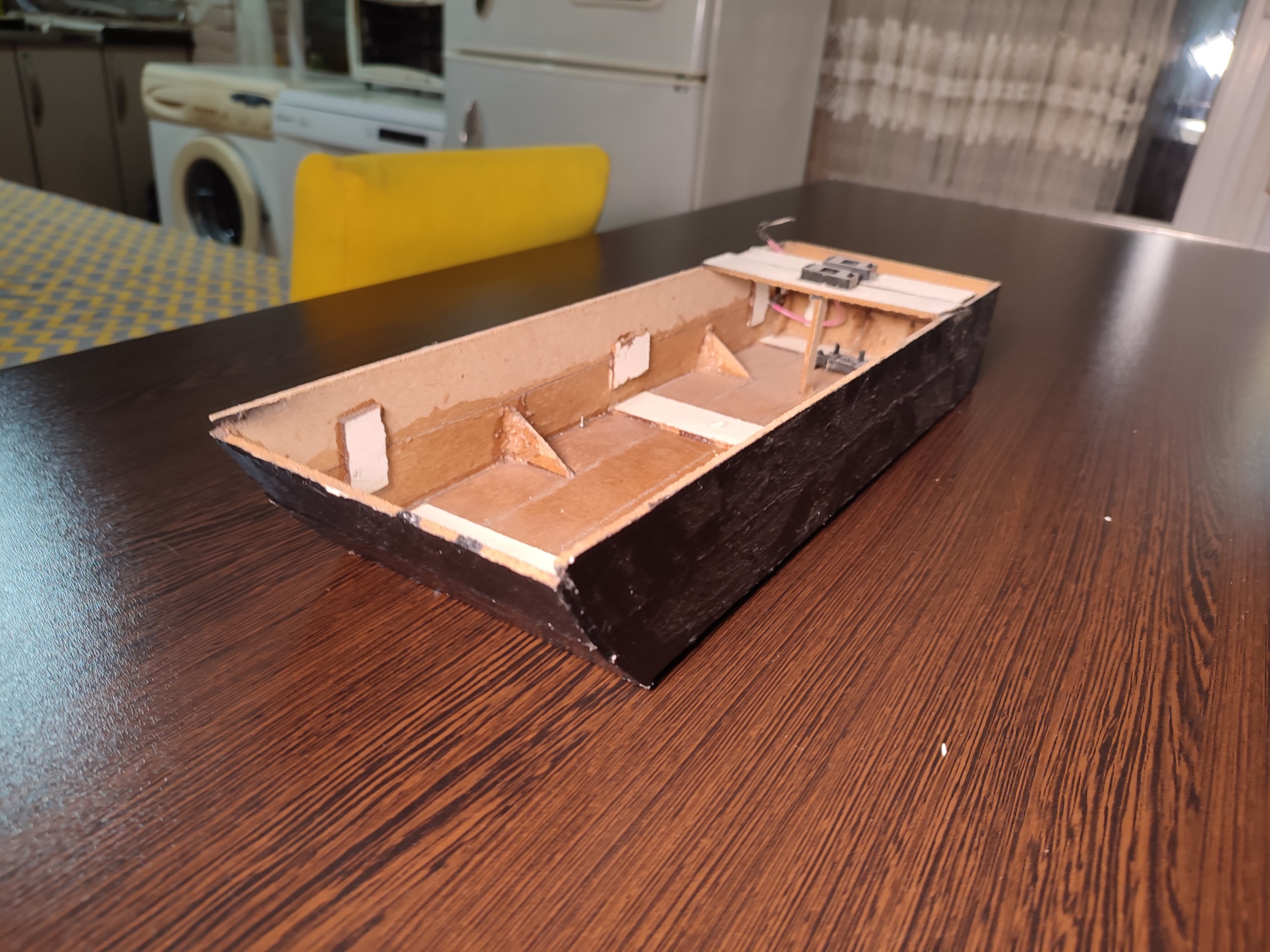 قایق چوبی دست ساخته