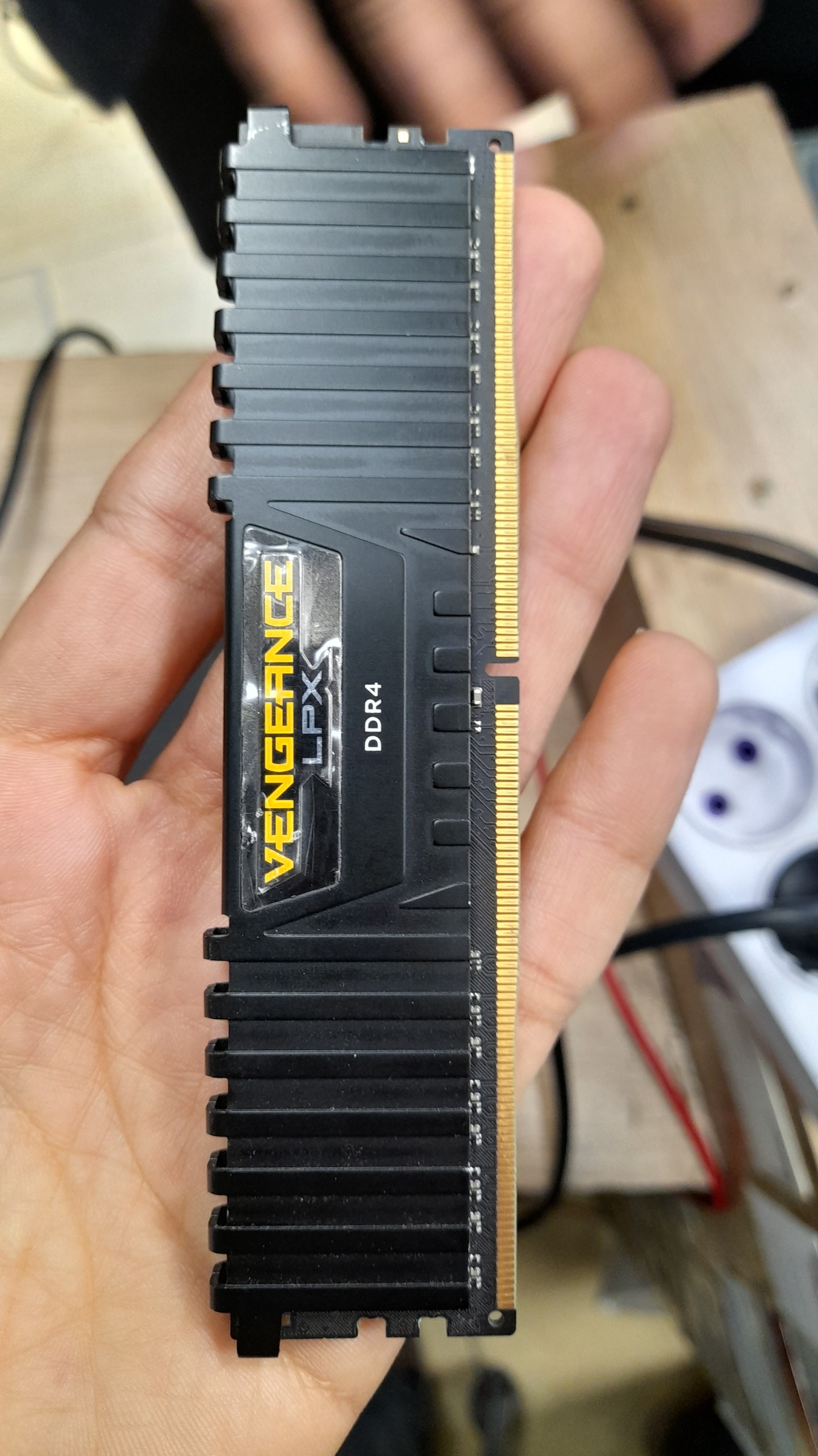 رم 8 گیگ کورسیر DDR4 3200 هیت سینک دار