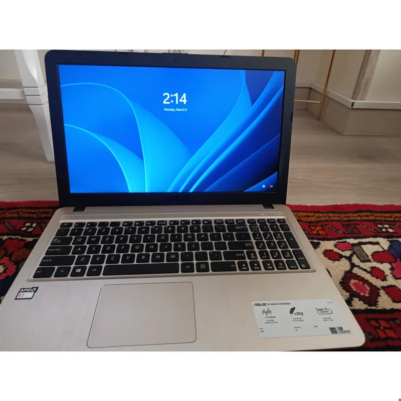 لپ تاپ ایسوس X540YA رم 4 همراه با شارژر اورجینال