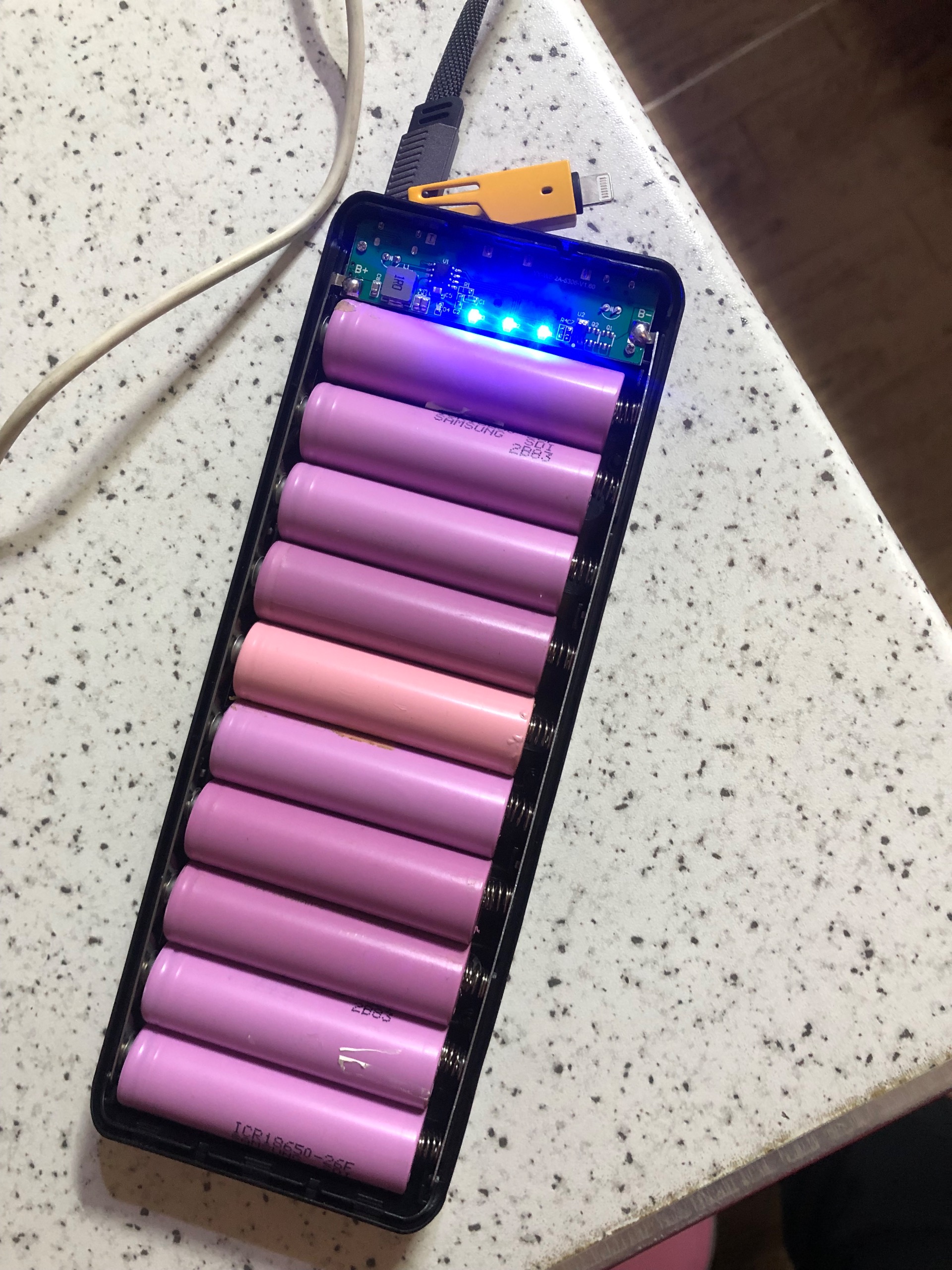 کیس پاوربانک فنردار با ظرفیت 10 باتری