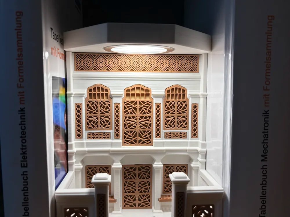 نگهدارنده کتاب عمارت اسرار