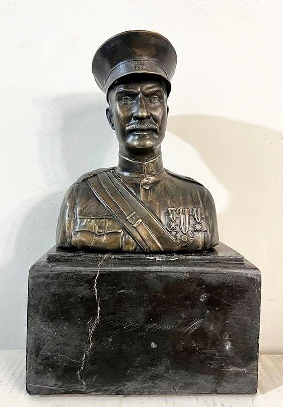سر تندیس کهنه رضاشاه