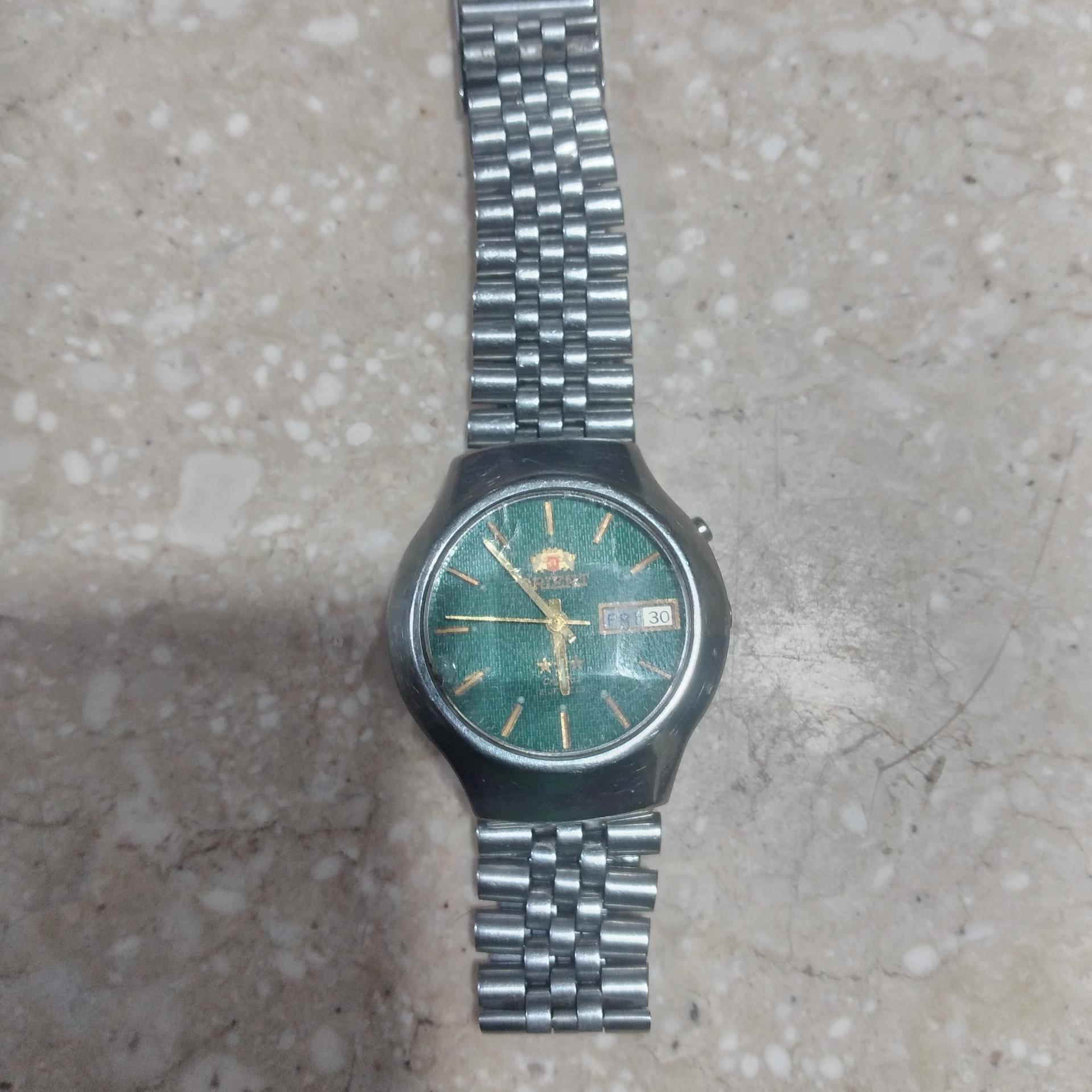 ساعت مچی اورینت فقط شیشه اش یک ضربه ای کوچک دارد