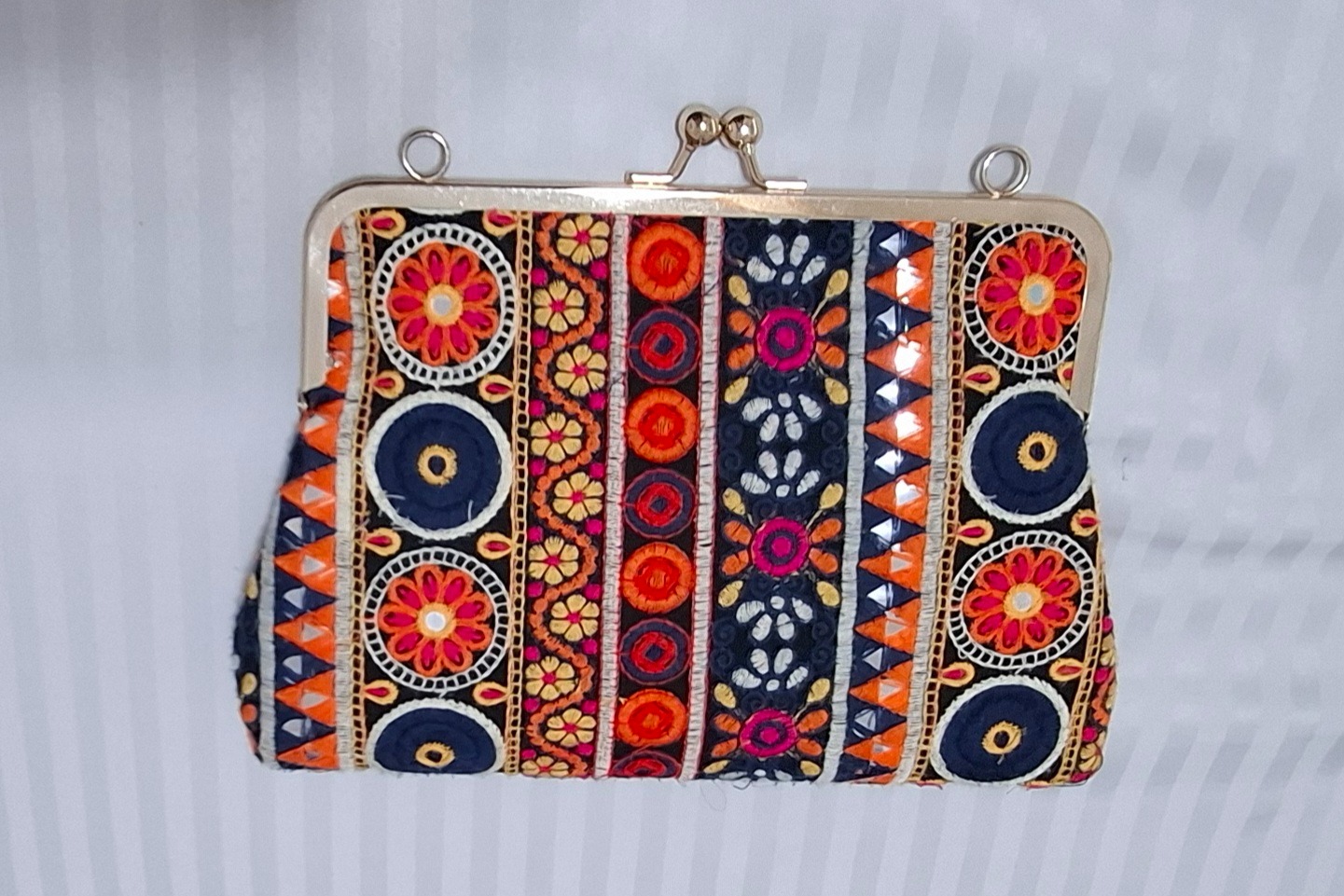کیف سوزندوزی با بند زنجیر