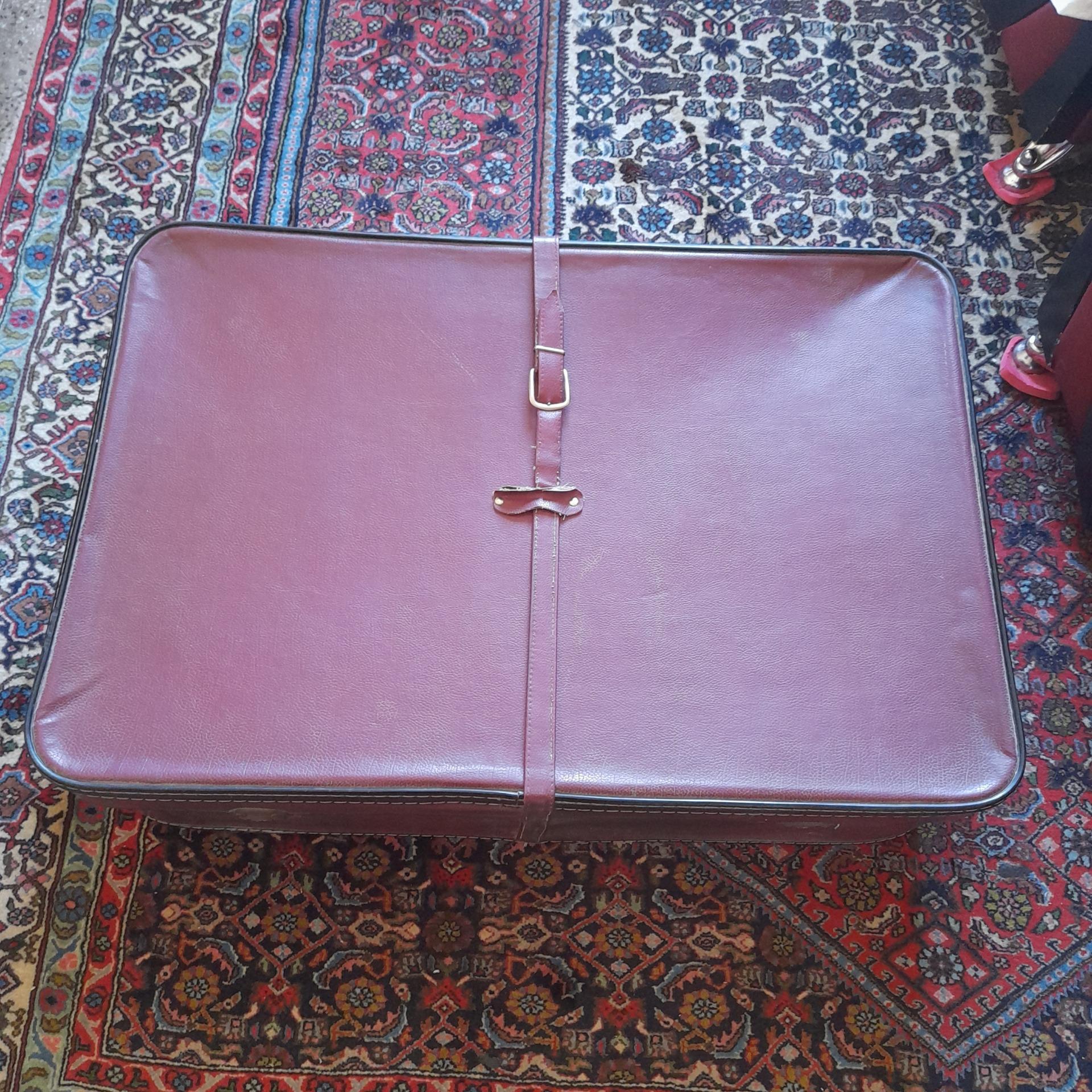 چمدان چرمی قدیمی کلیدار