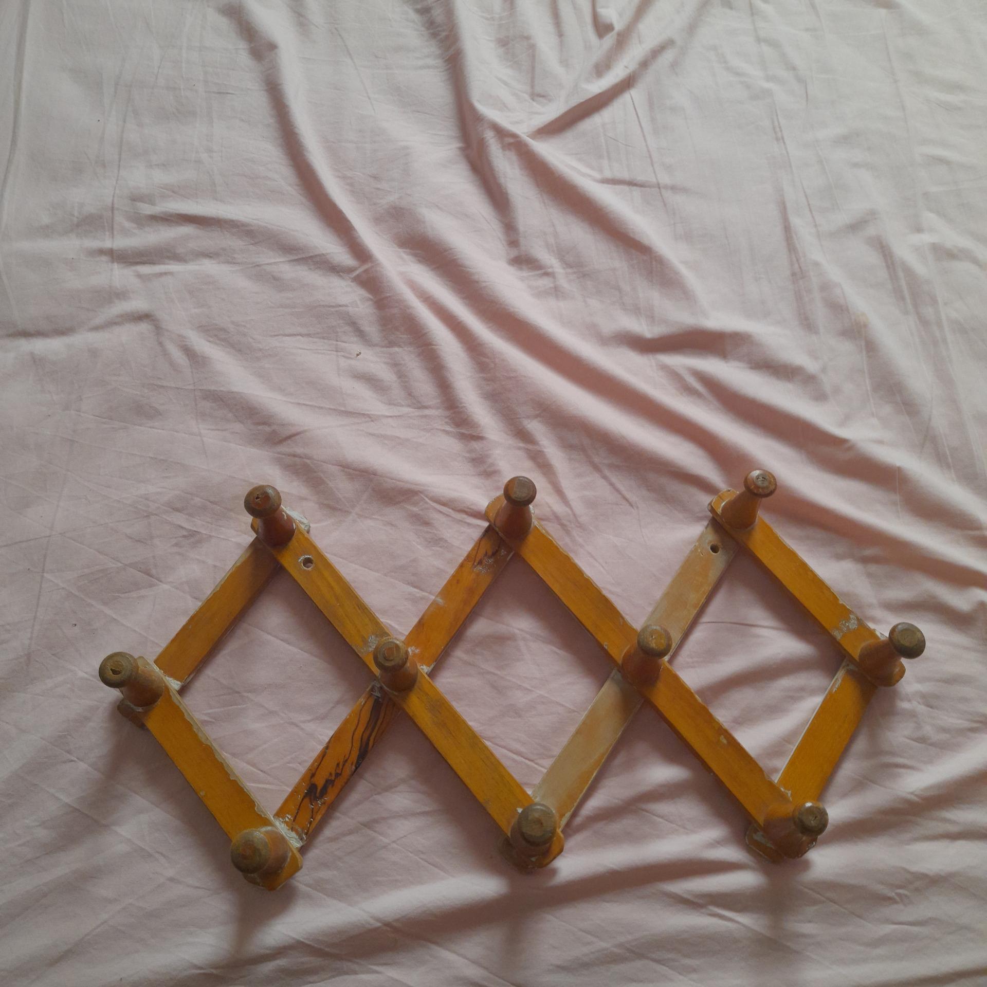 چوب لباسی آکاردونی قدیمی