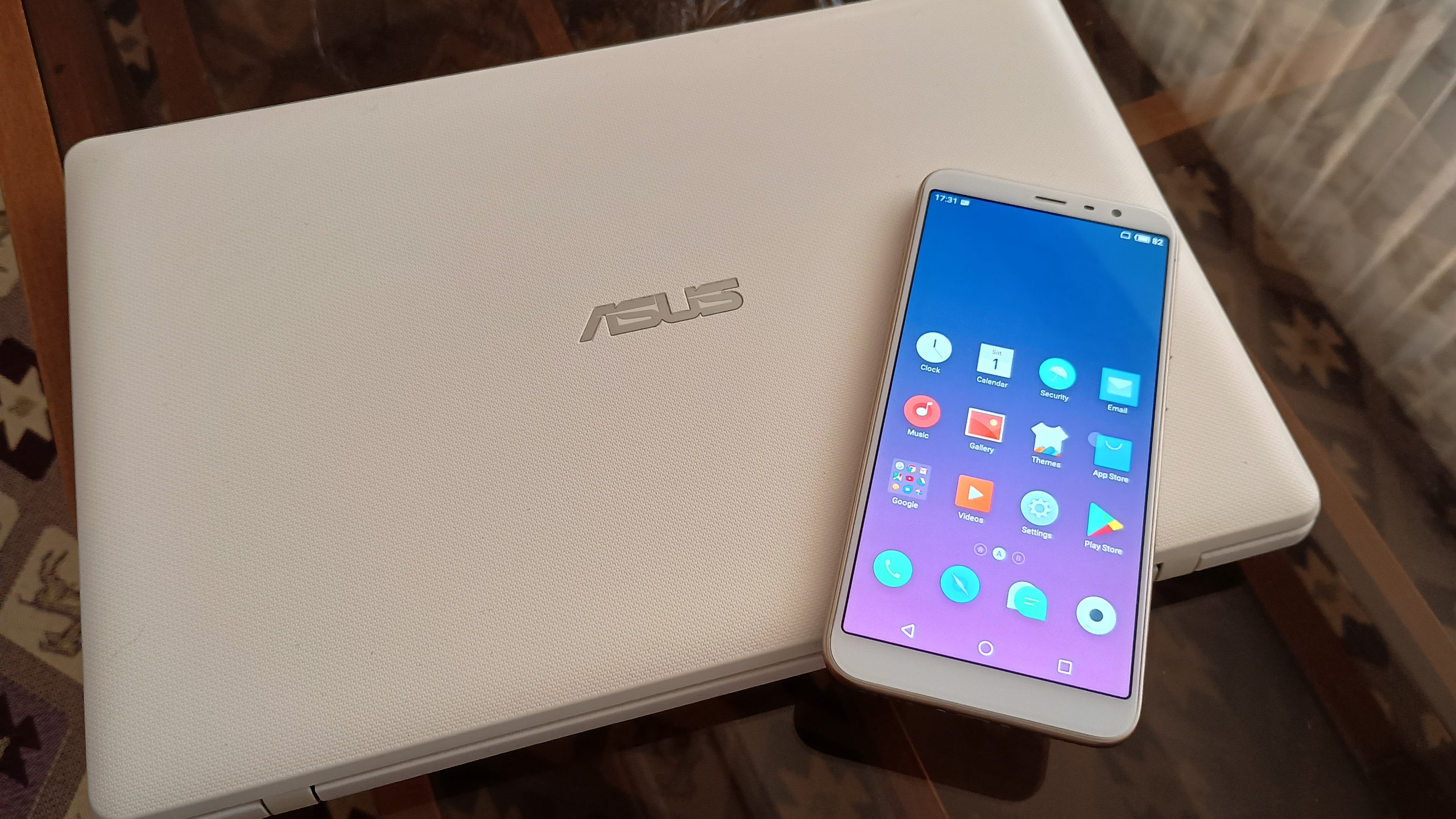لپ تاپ Asus و گوشی Meizu
