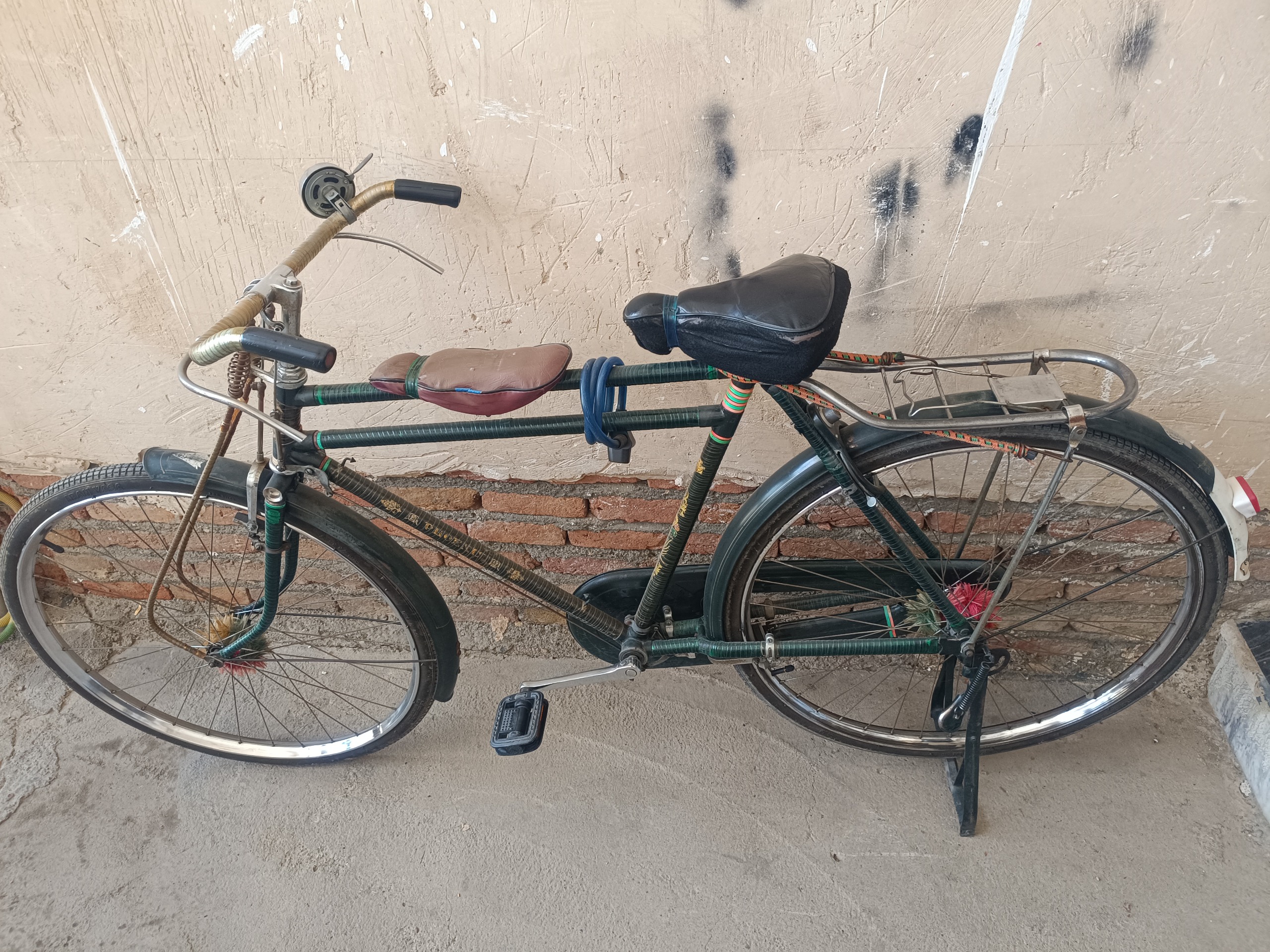 دوچرخه سبز رنگ سه مار