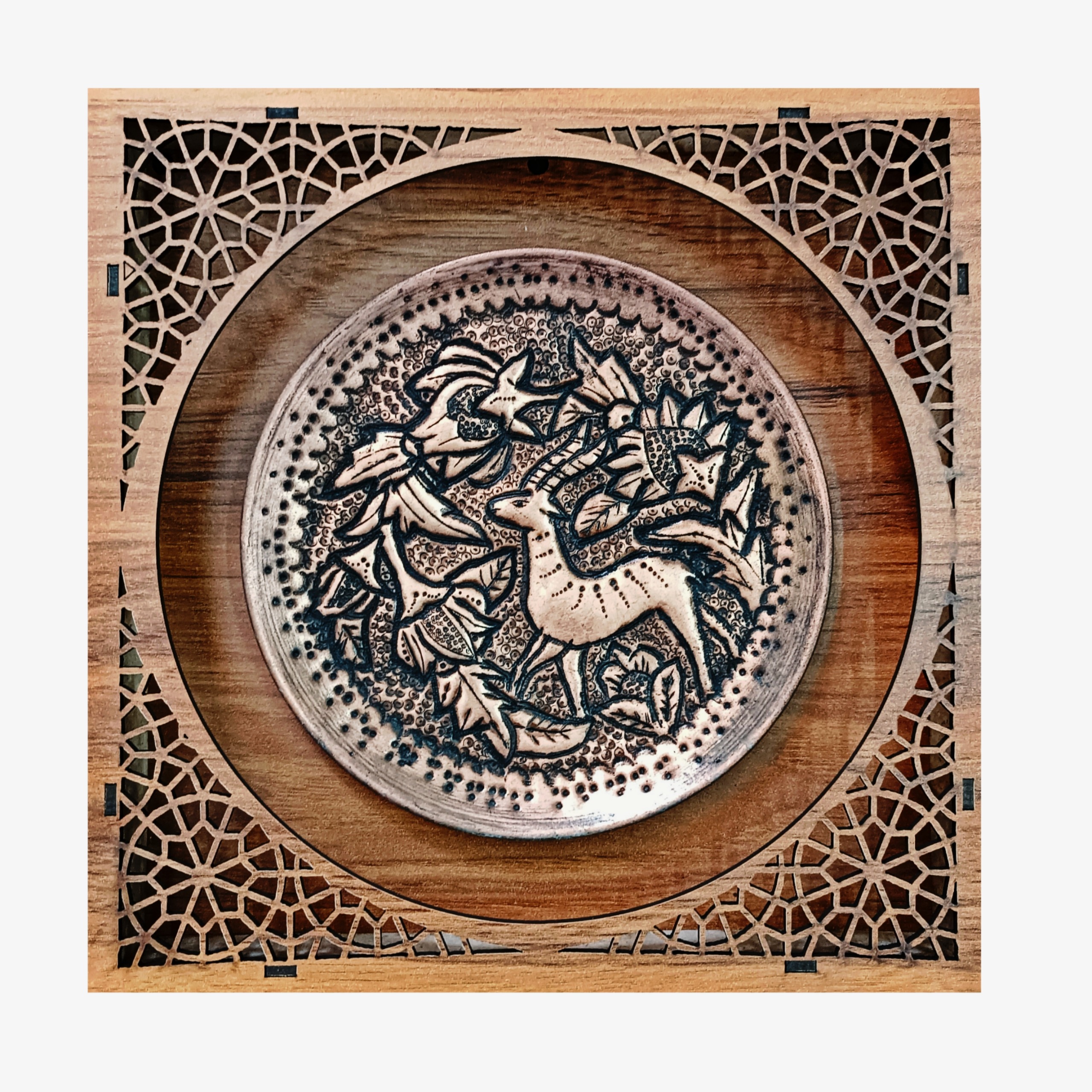 بشقاب قلمزنی مسی آهو و گل