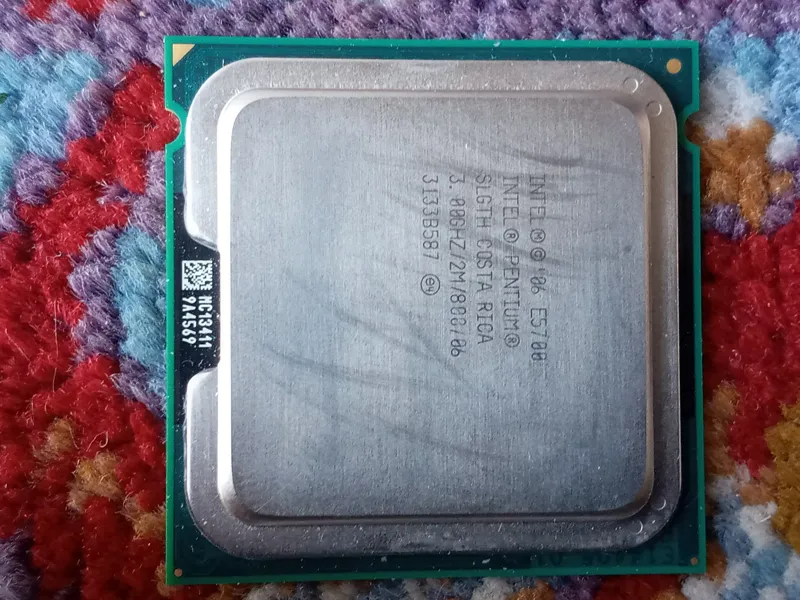 سی پی یو E5700