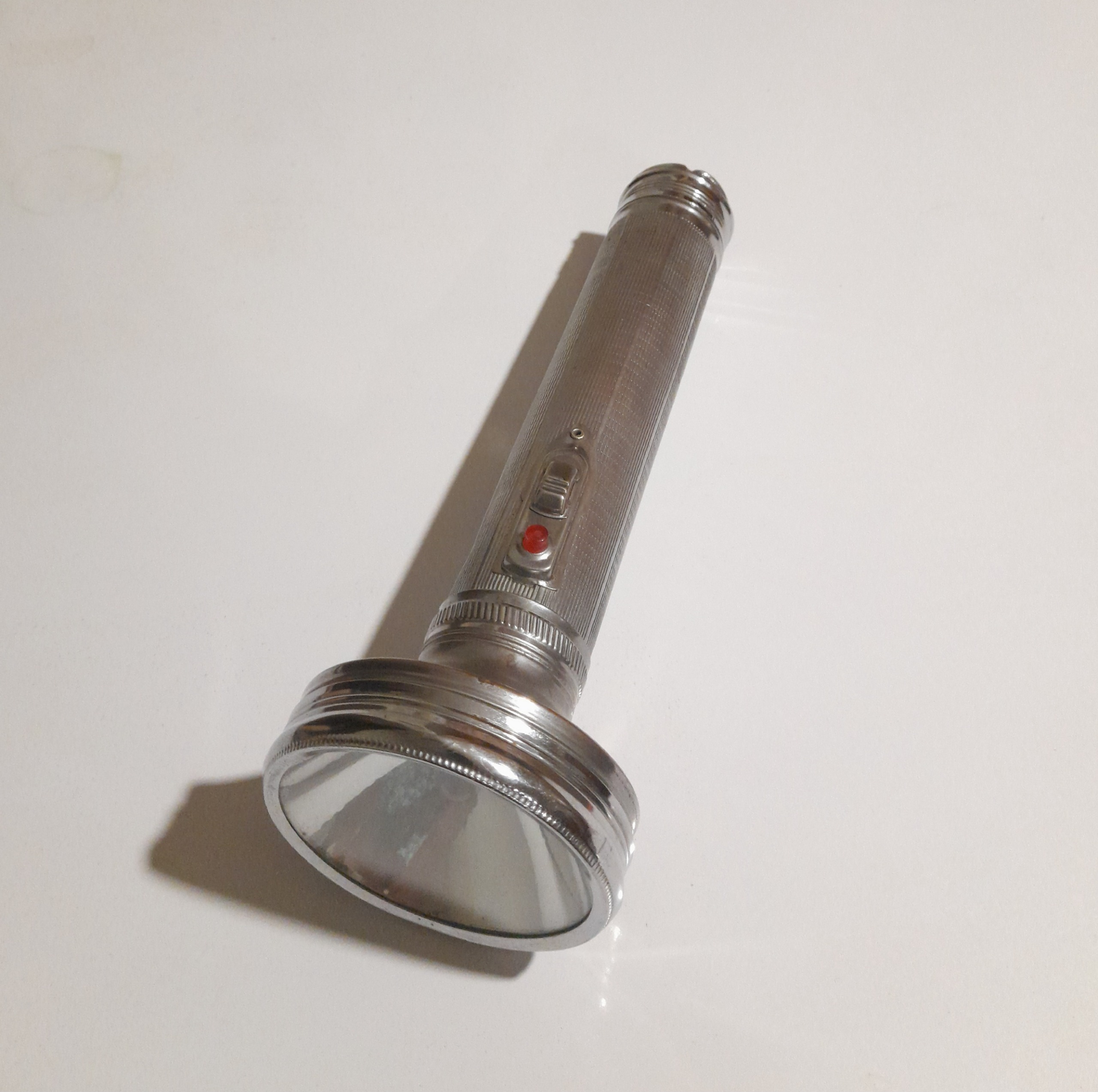 چراغ قوه فلزی قدیمی