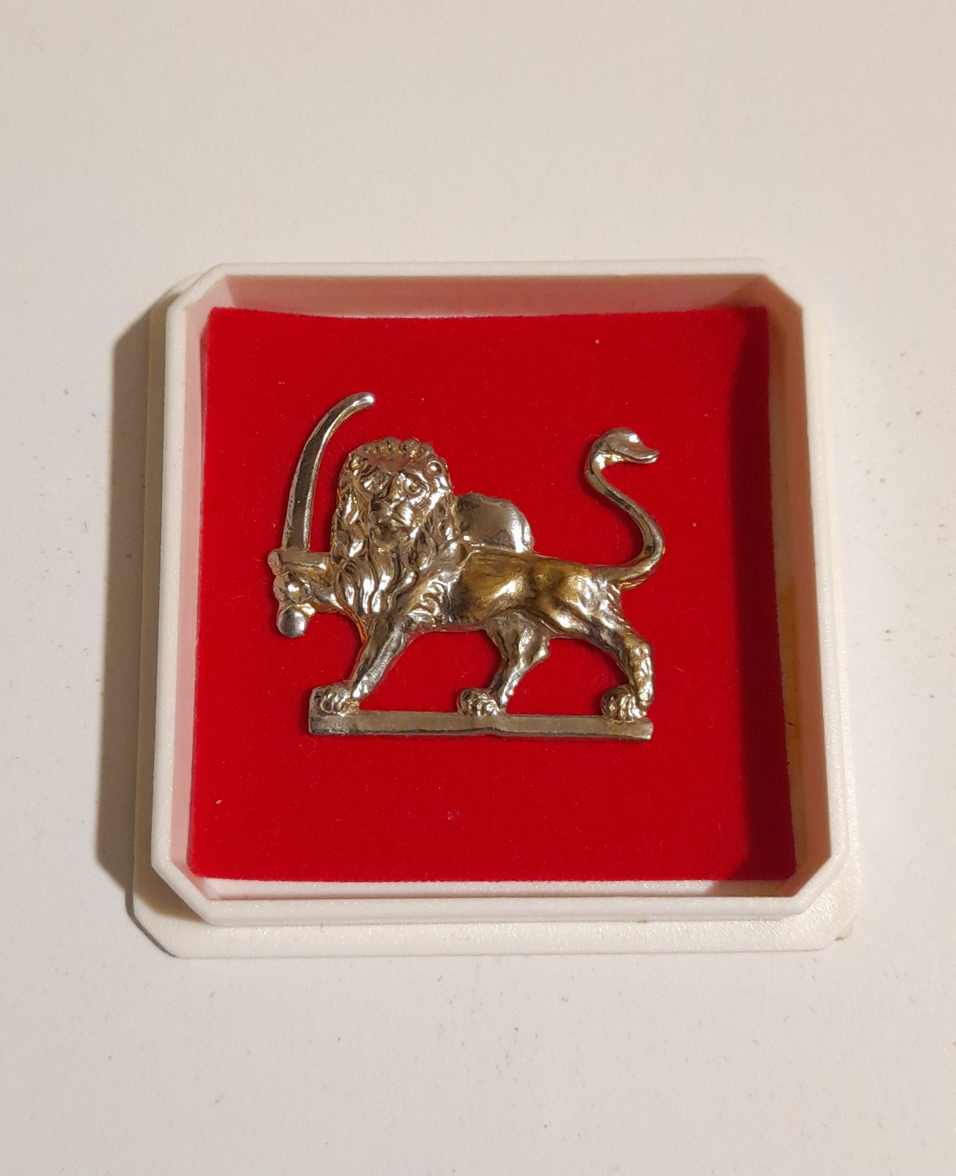 نشان شیر خورشید کلاه کهنه قاجار