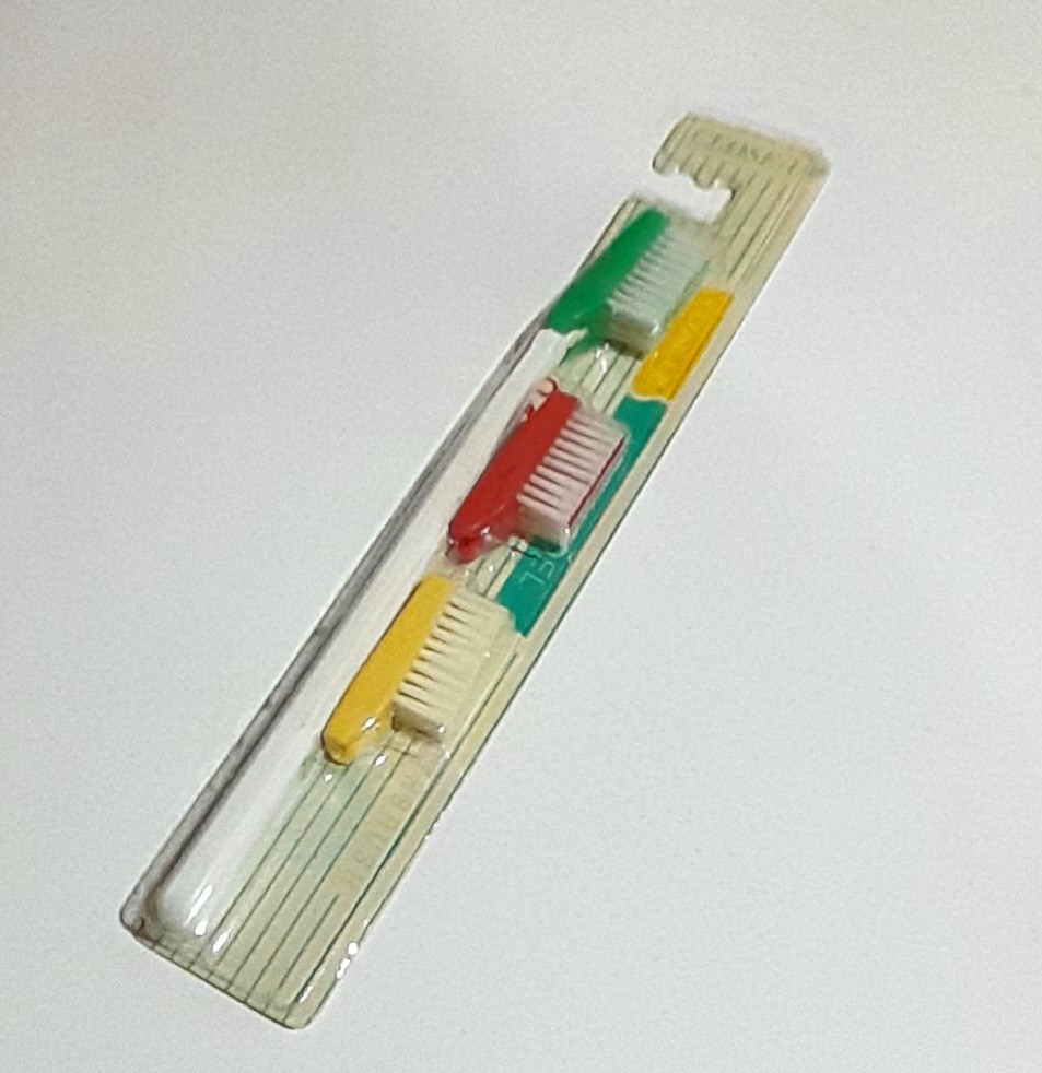 مسواک سه برسه کلوز آپ انگلیسی