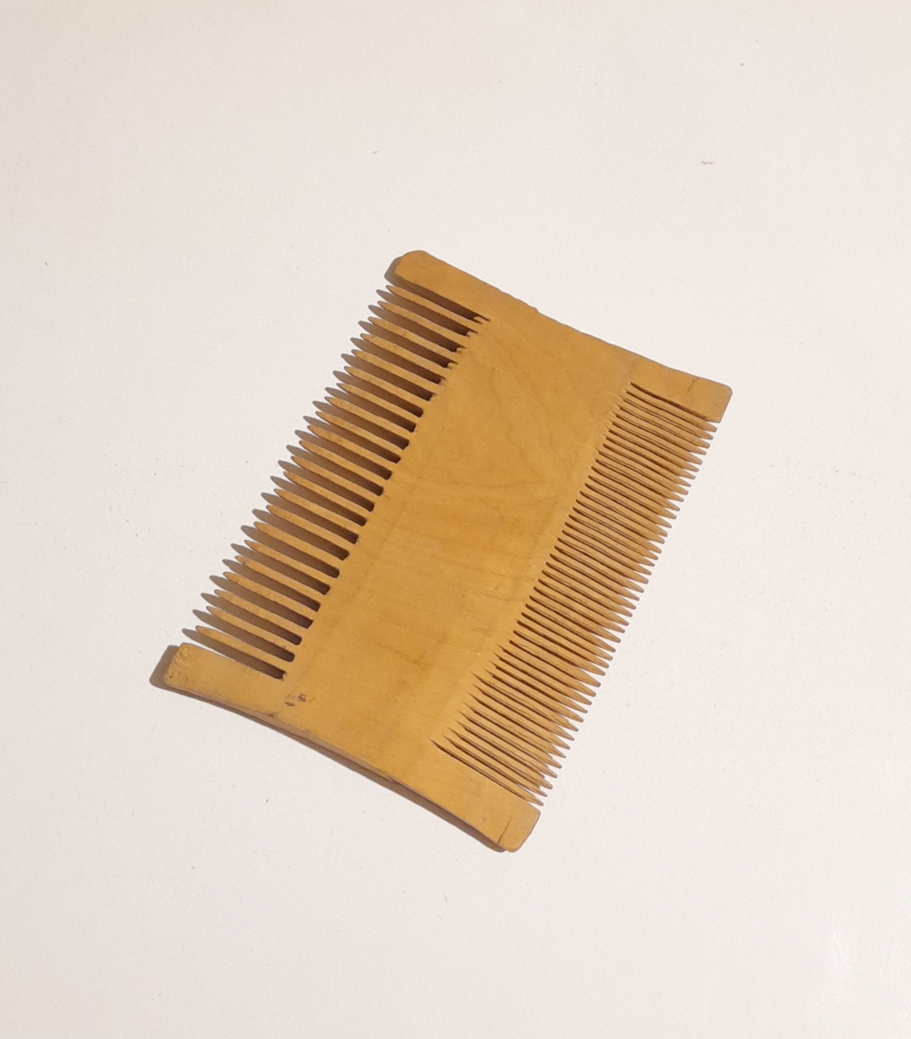 شانه چوبی قدیمی