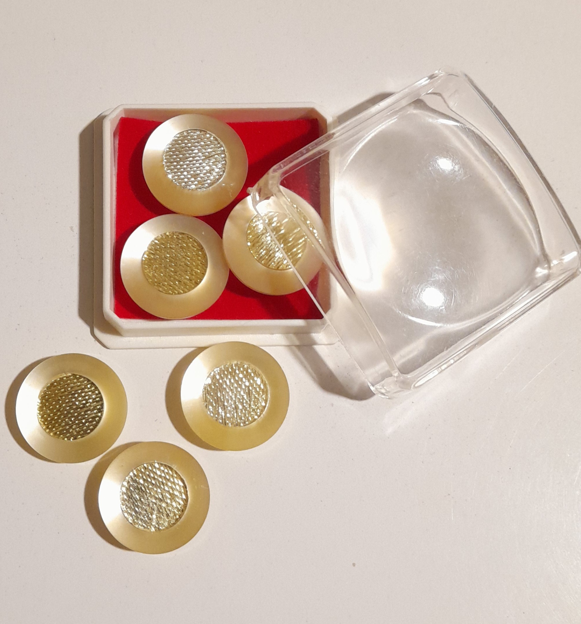 دکمه صدفی قدیمی دهه 50