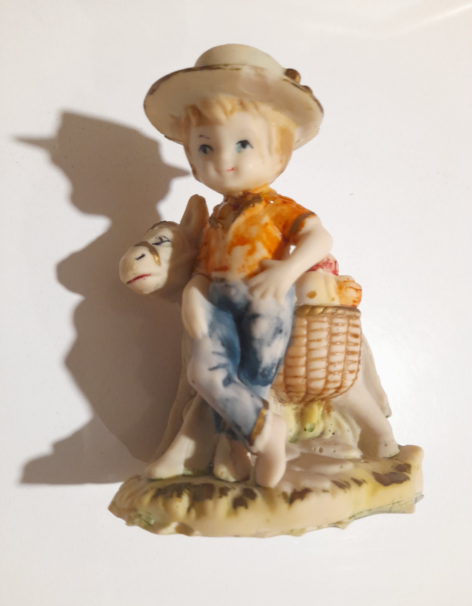 مجسمه پسرک و الاغ