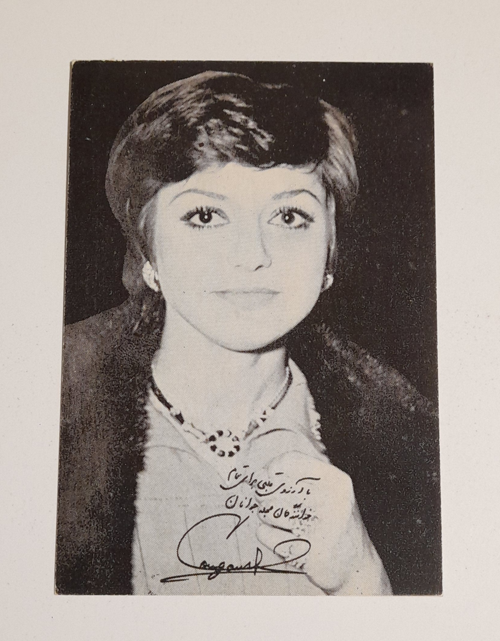 عکس امضا شده گوگوش