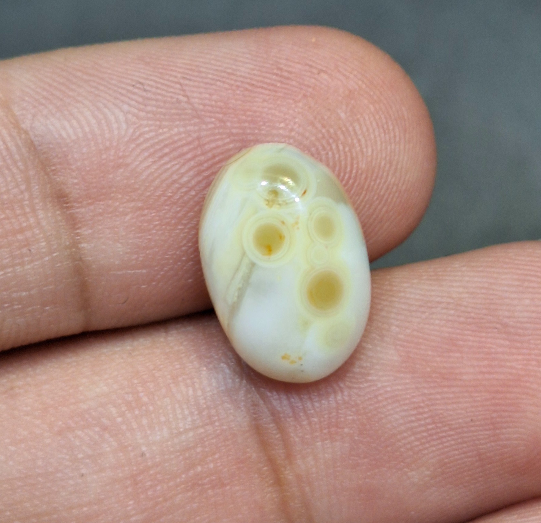 سنگ نگین باباقوری چند چشم معدنی کدA182