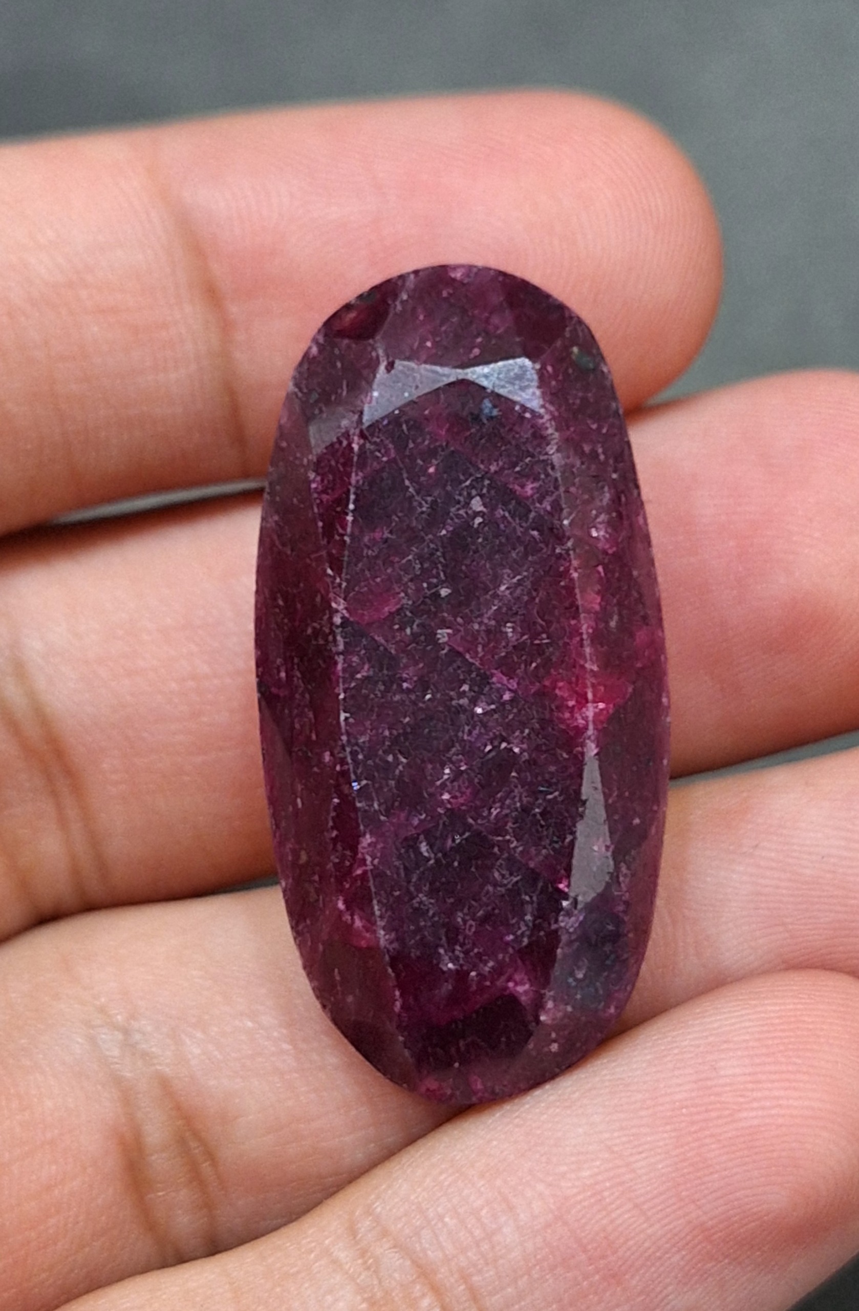 سنگ یاقوت سرخ درشت اصل معدنی کد 832