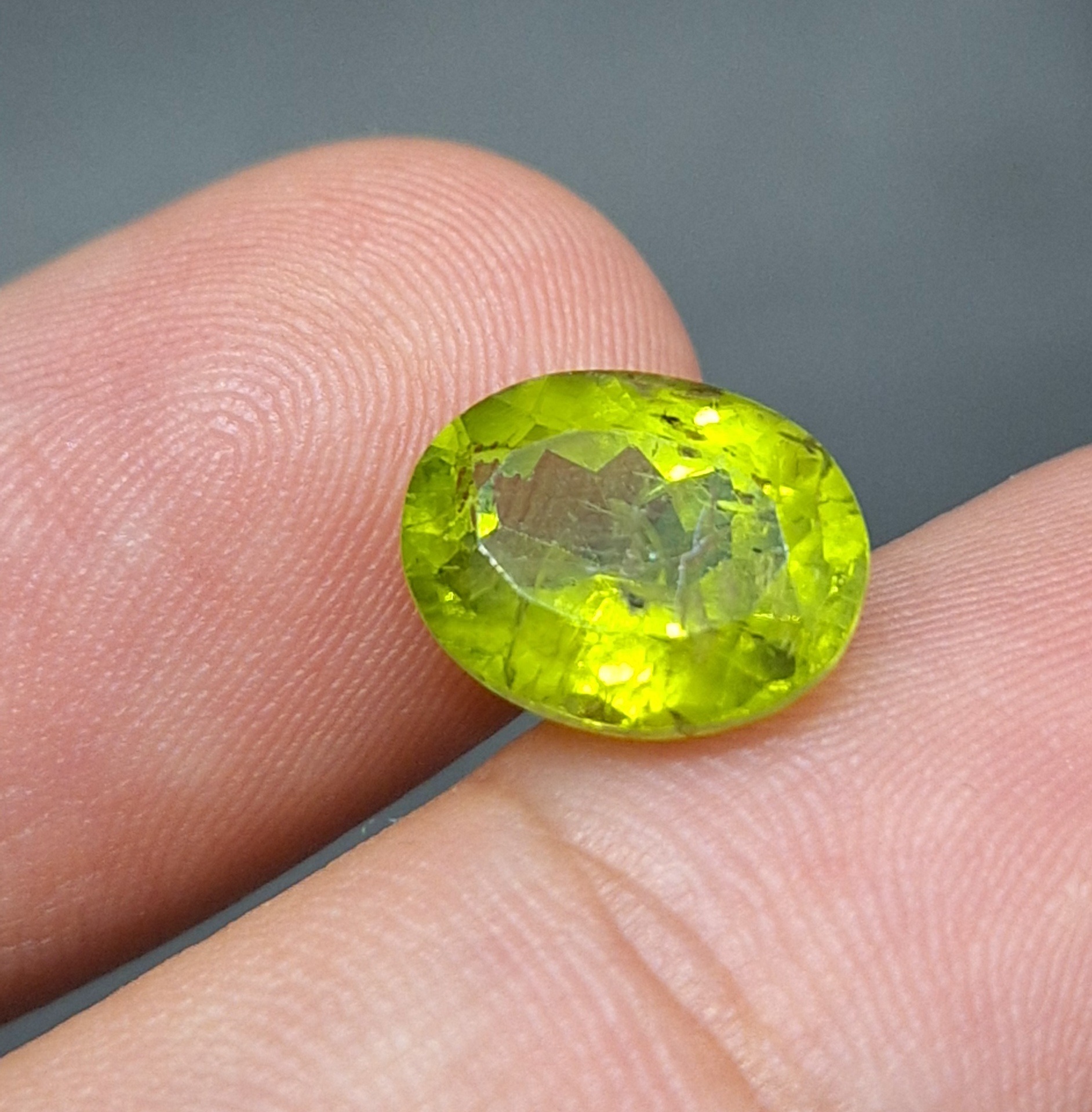 سنگ زبرجد کاهویی معدنی کد 213