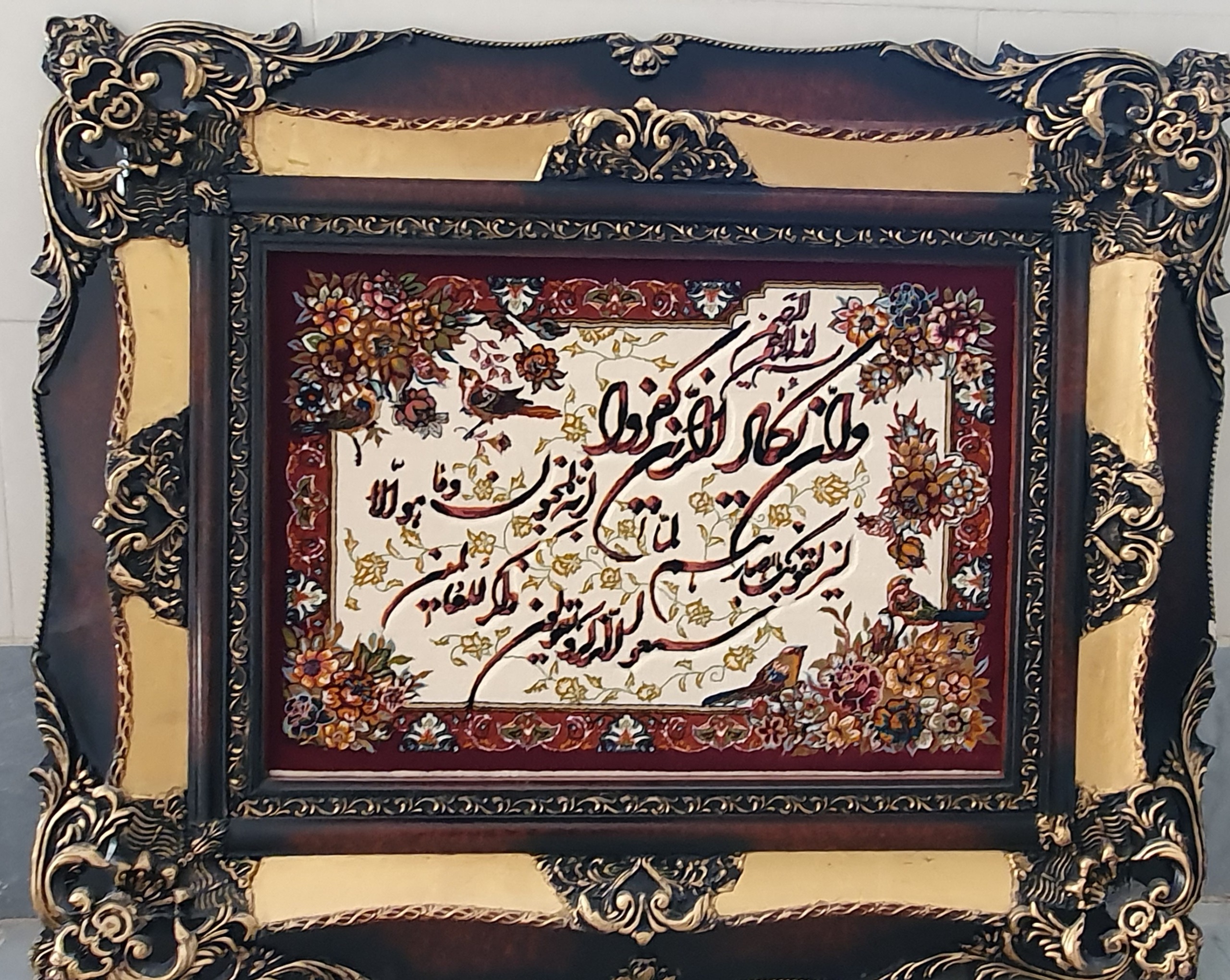 تابلو فرش نفیس در قاب چوبی ارزشمند