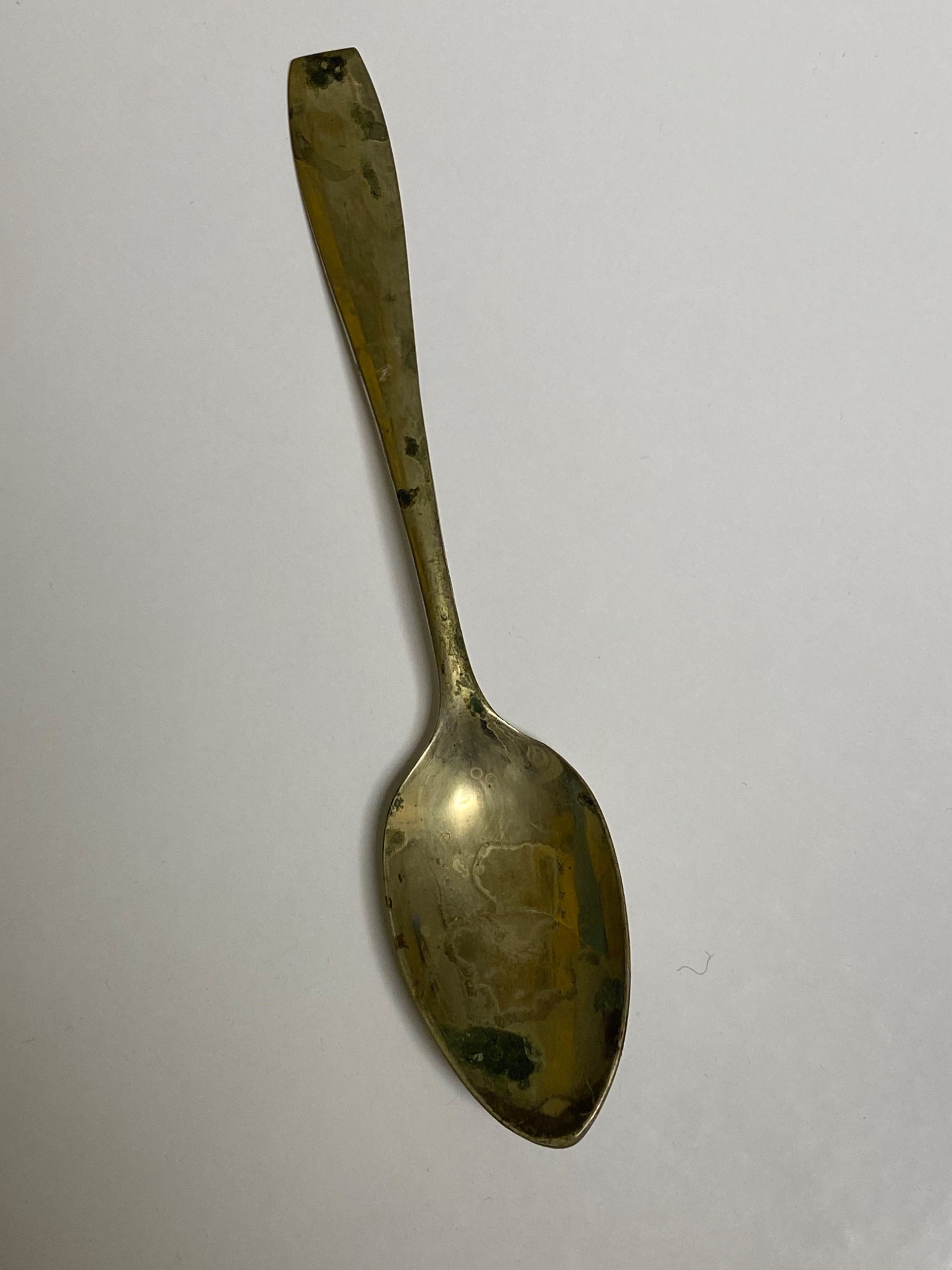 قاشق خیلی قدیمی و احتمالا برنجی با حکاکی