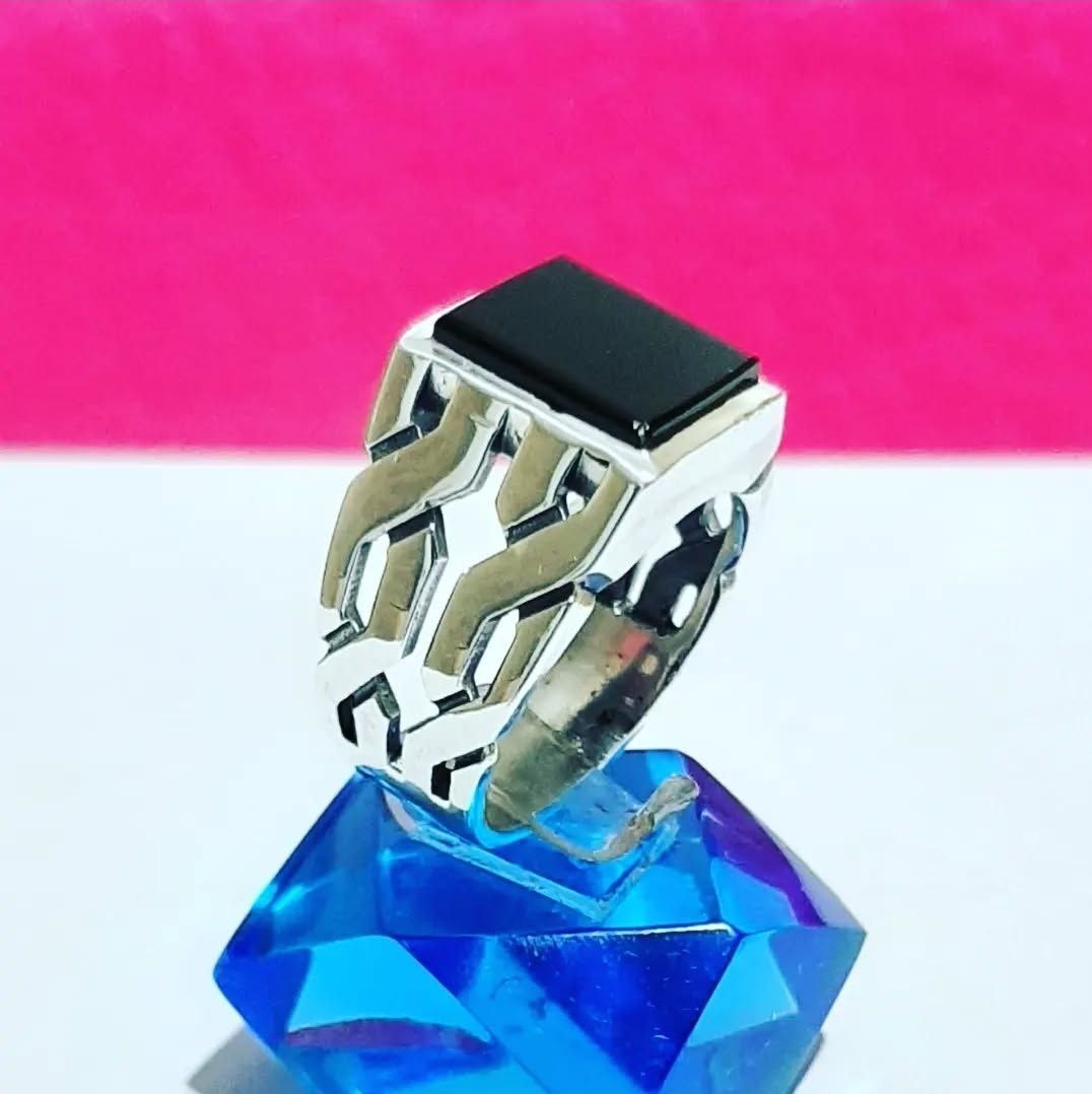 انگشتر عقیق مشکی (رکاب نقره عیار بالا 925)