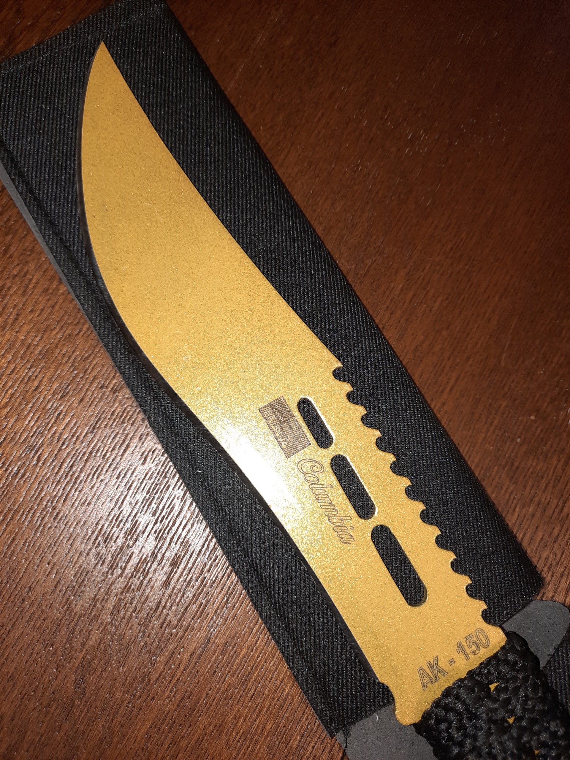 چاقو شکاری بوشکرافت AK150 طلائی با غلاف