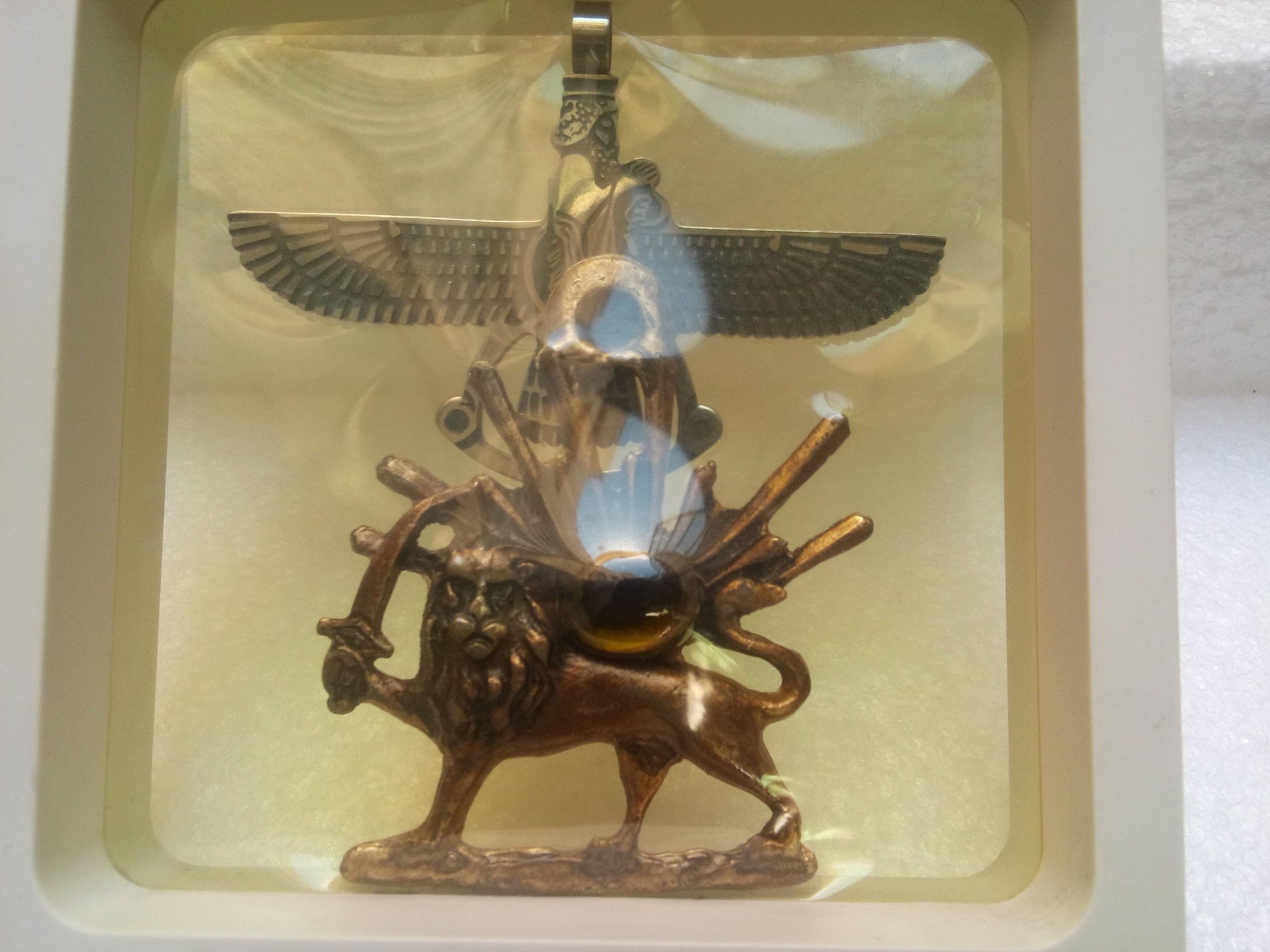 نشان شیرخورشید و فروهر