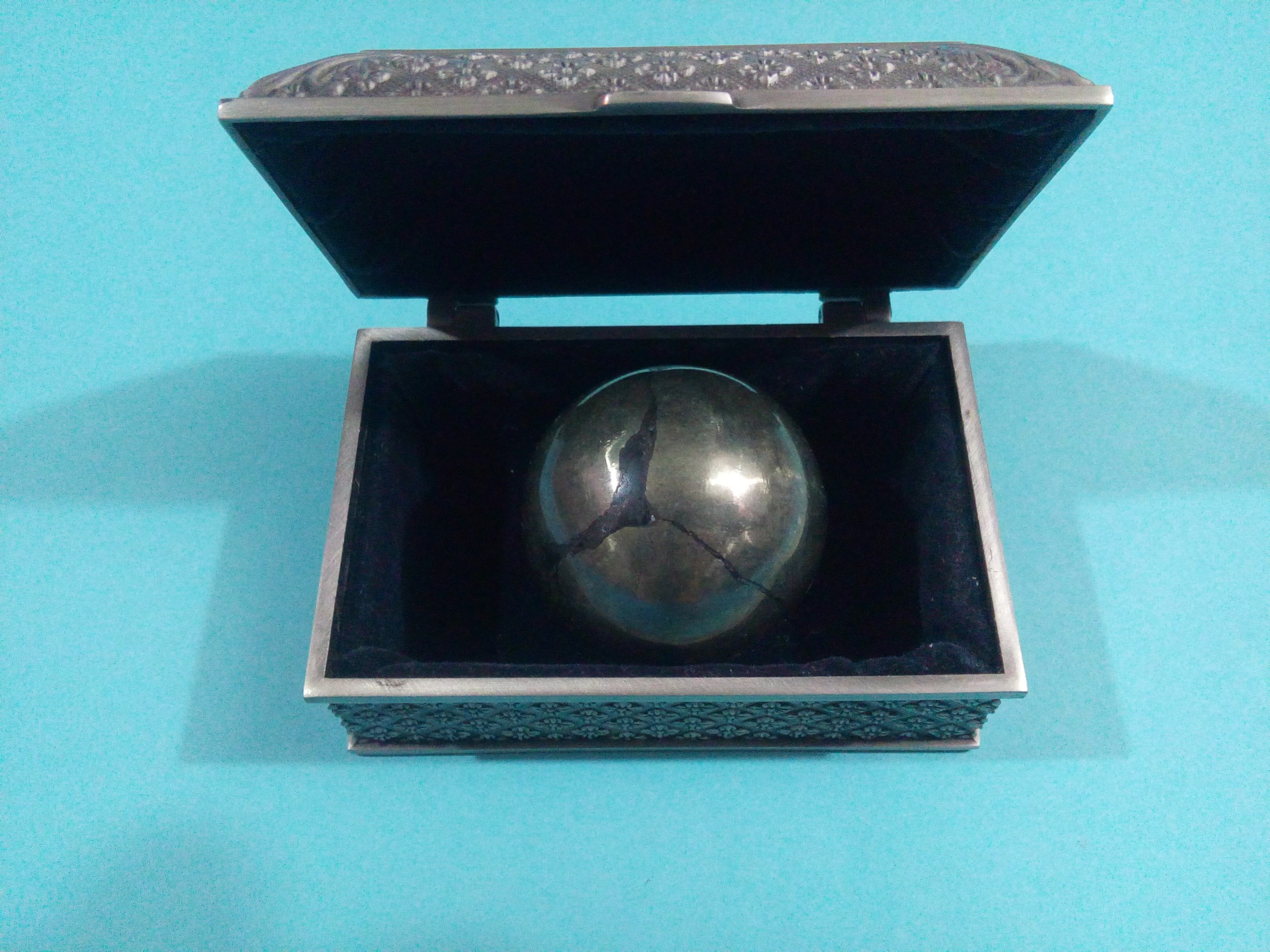 سنگ پیریت گوی شکل رگه دار