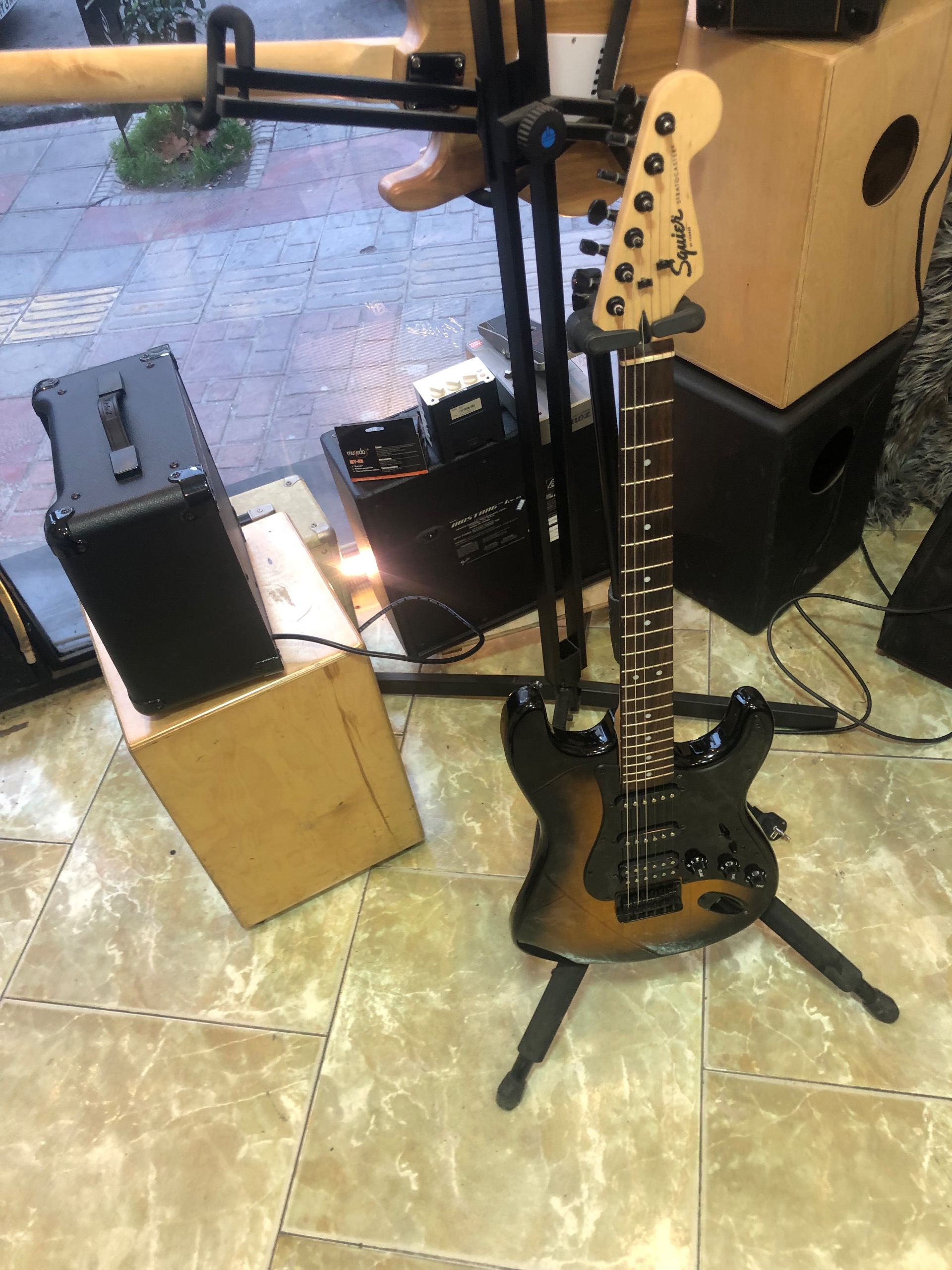 گیتار الکتریک (Squier) همراه امپ (Marshal)