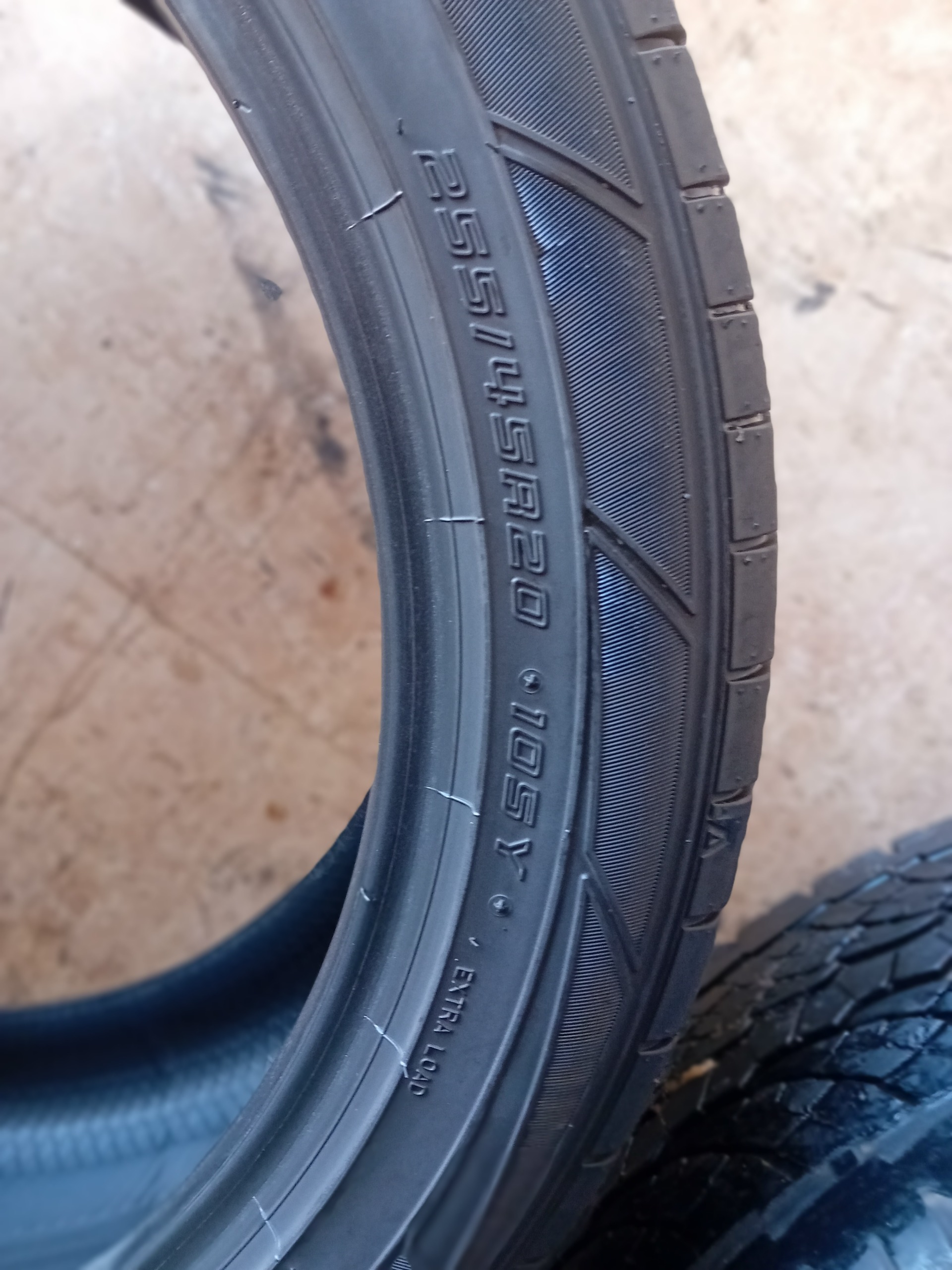 دوعدد لاستیک مدل 265/45R20 و 255/18