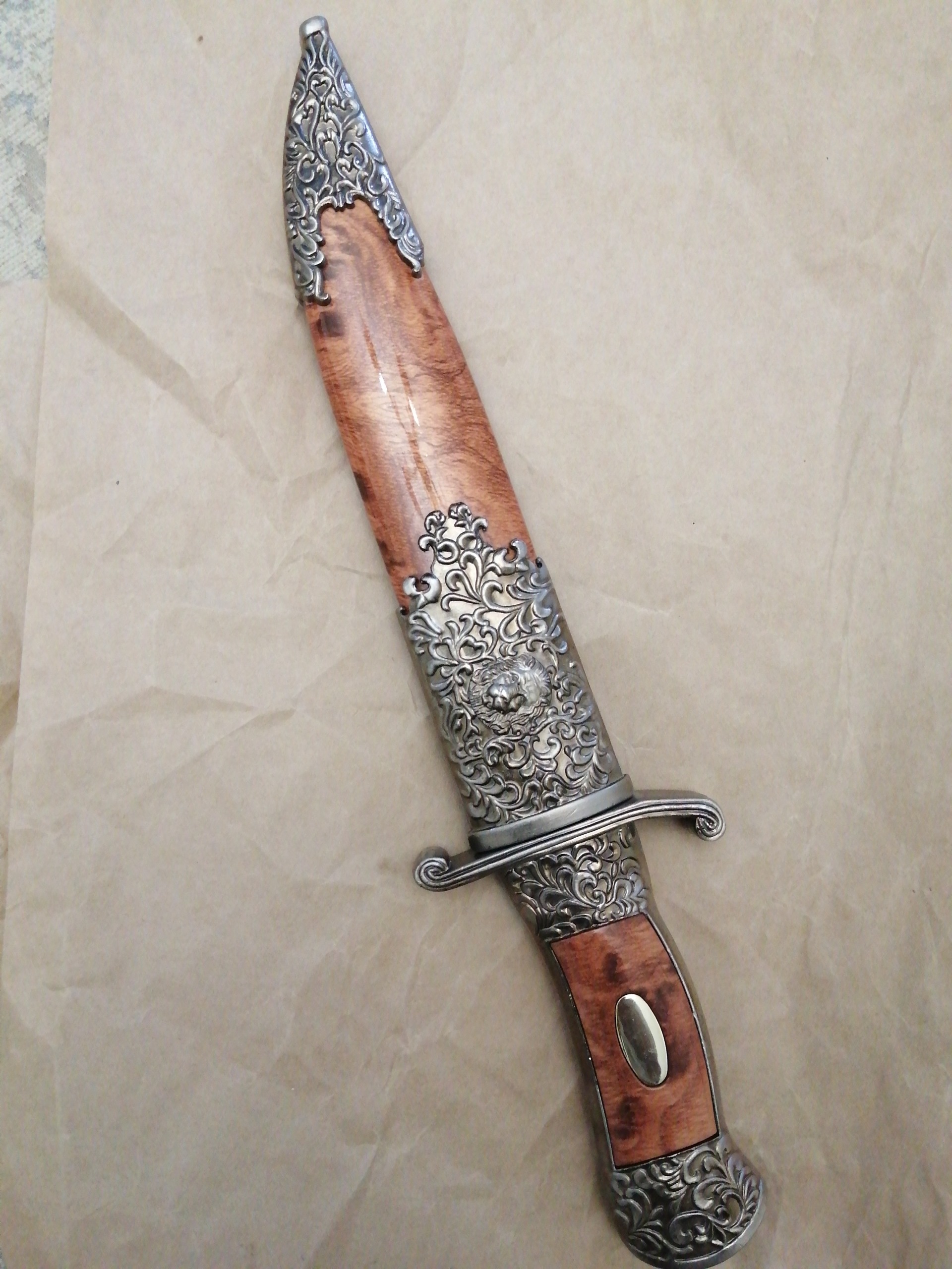 چاقو با تیغه فولادی