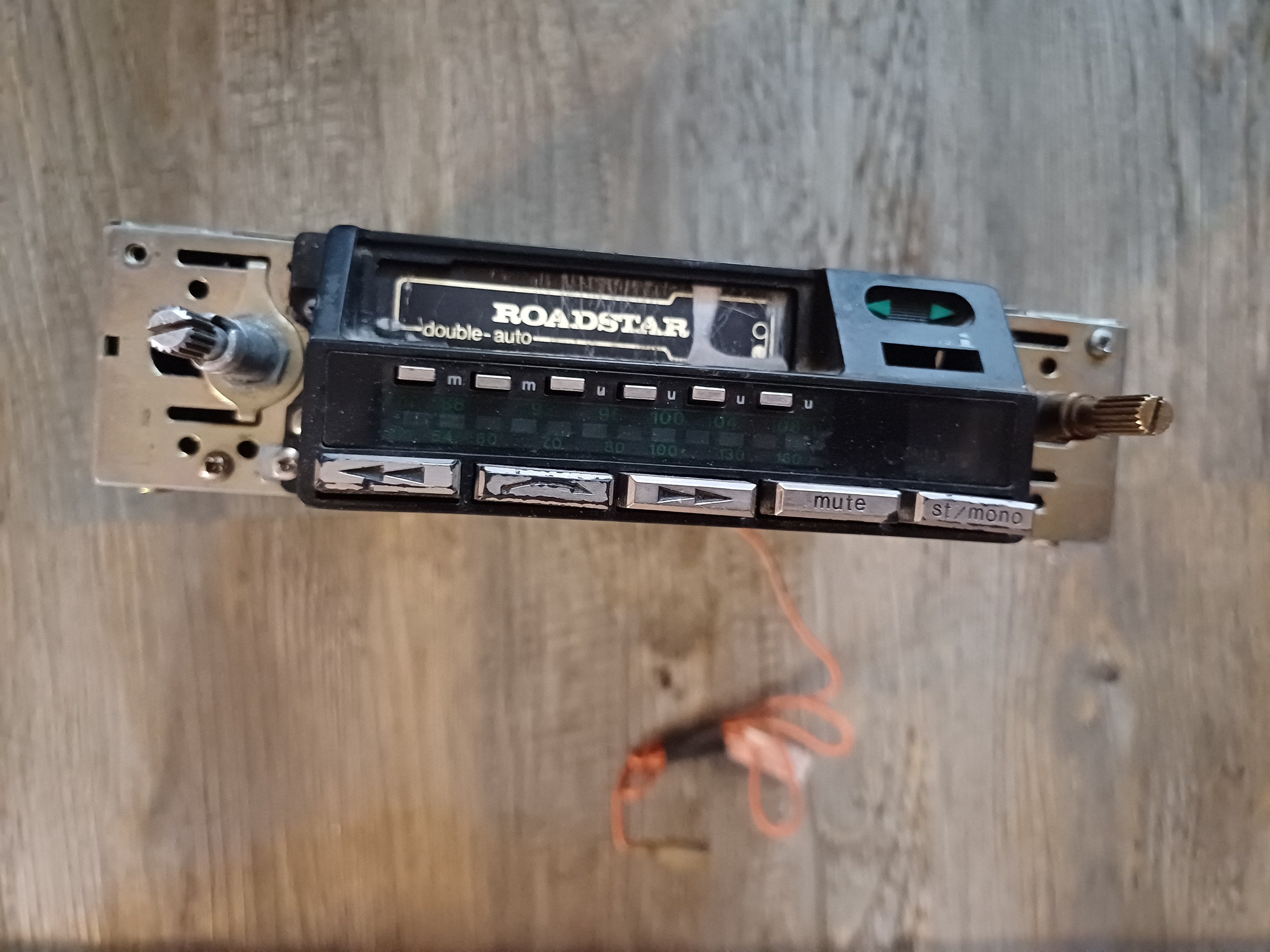 رادیو ضبط دو موج قدیمی ماشین، رودستار