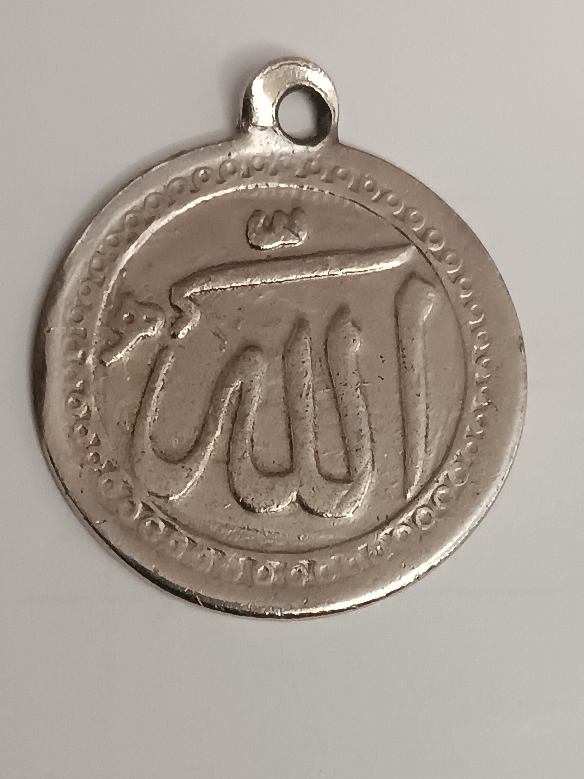 یک عدد آویز الله پشت وان یکاد
