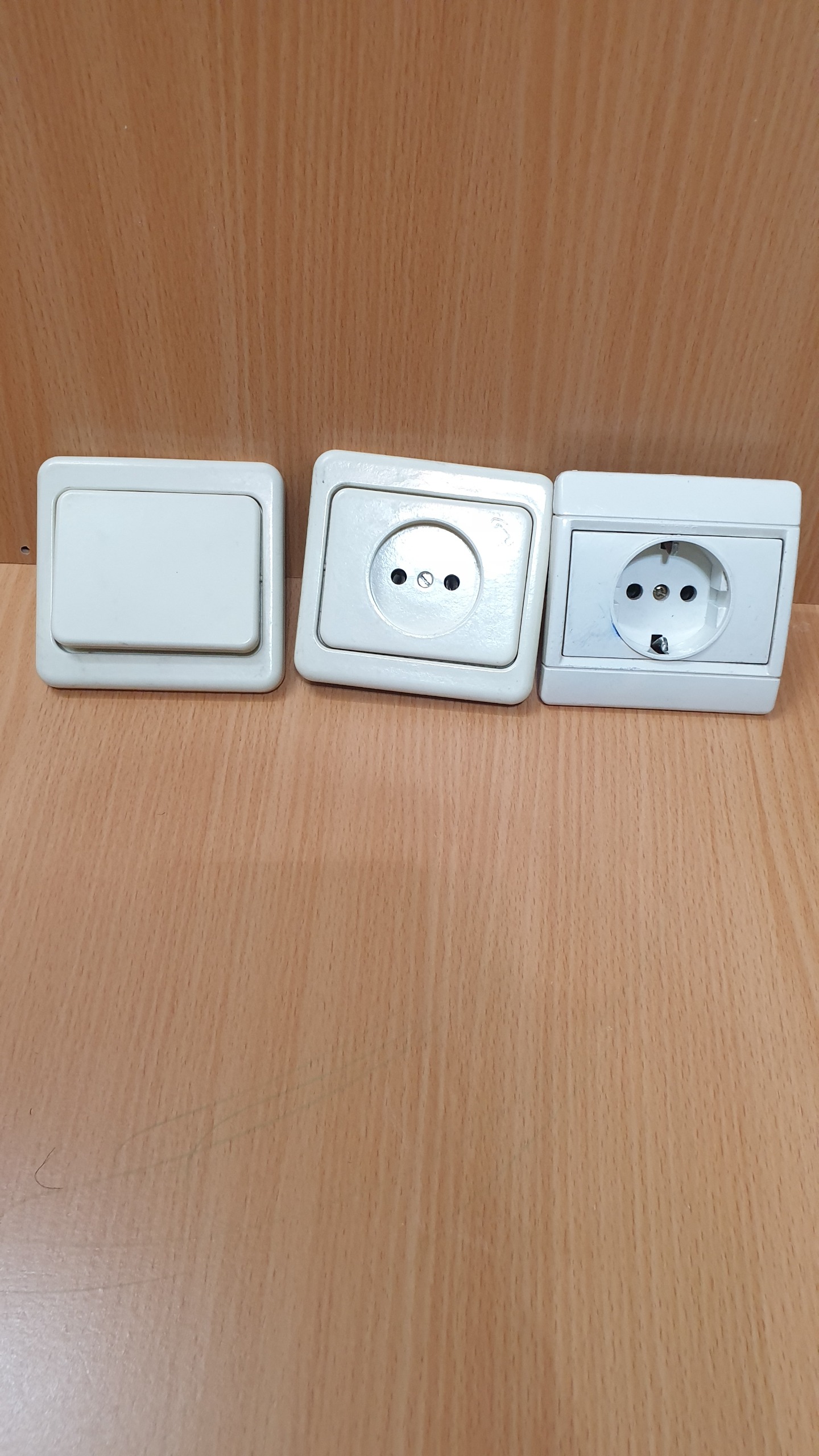 کلید و پریز دلند